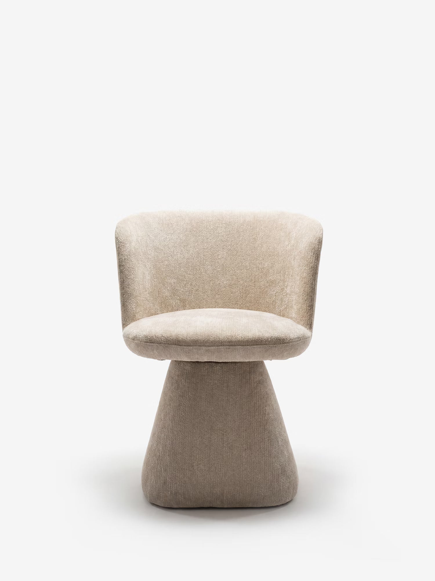 La sedia moderna imbottita Talia di Divani.Store presenta uno schienale e una seduta curvi in morbido tessuto ciniglia OEKO-TEX®, con una base scultorea e affusolata interamente rivestita, che unisce comfort e design minimalista in colore beige.