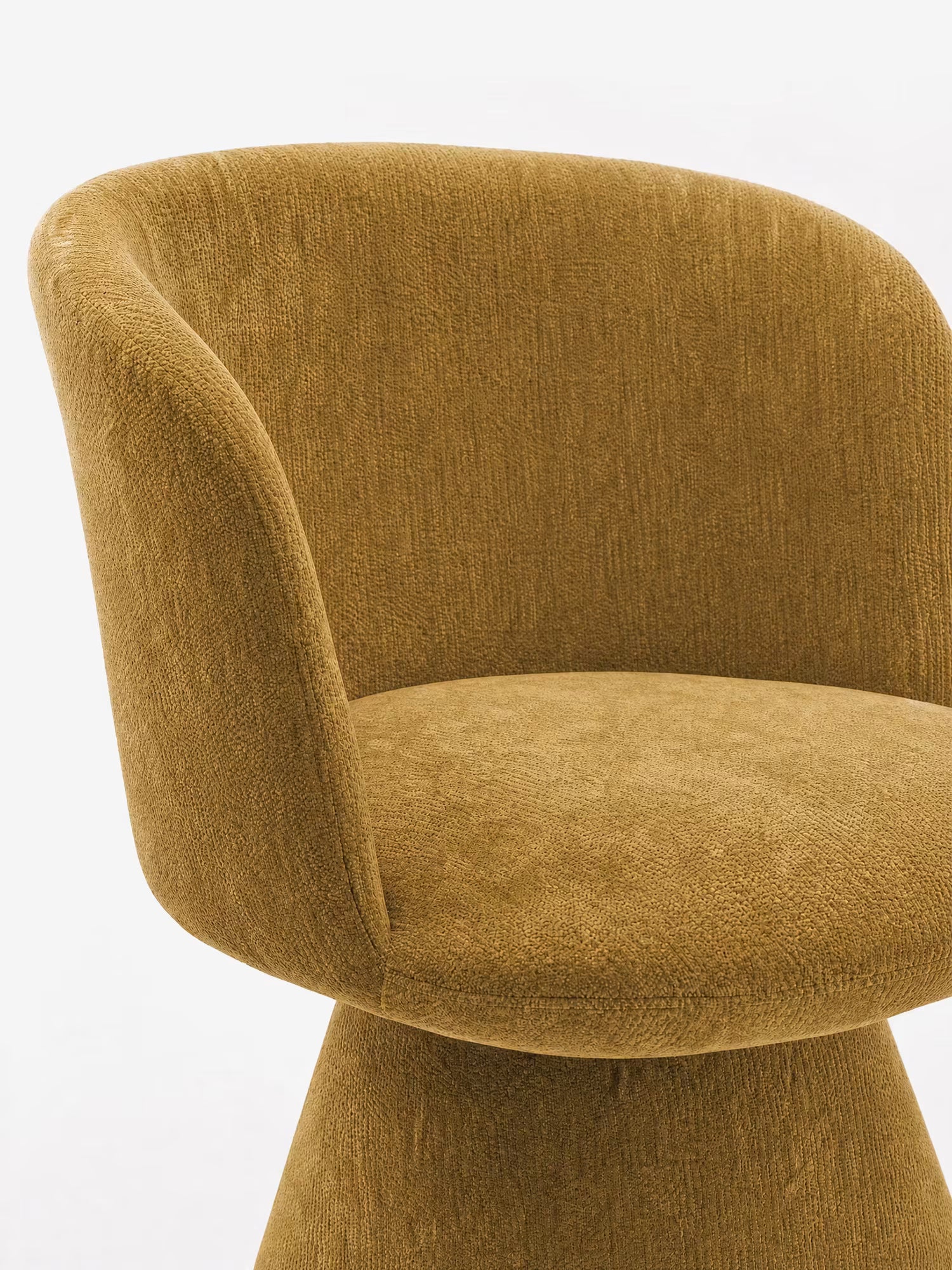 La sedia moderna Talia di Divani.Store è rivestita in morbido tessuto ciniglia certificato OEKO-TEX® con base rivestita in tinta, caratterizzata da uno schienale curvo e da una seduta senza cuciture che le conferiscono un look minimalista e contemporaneo.