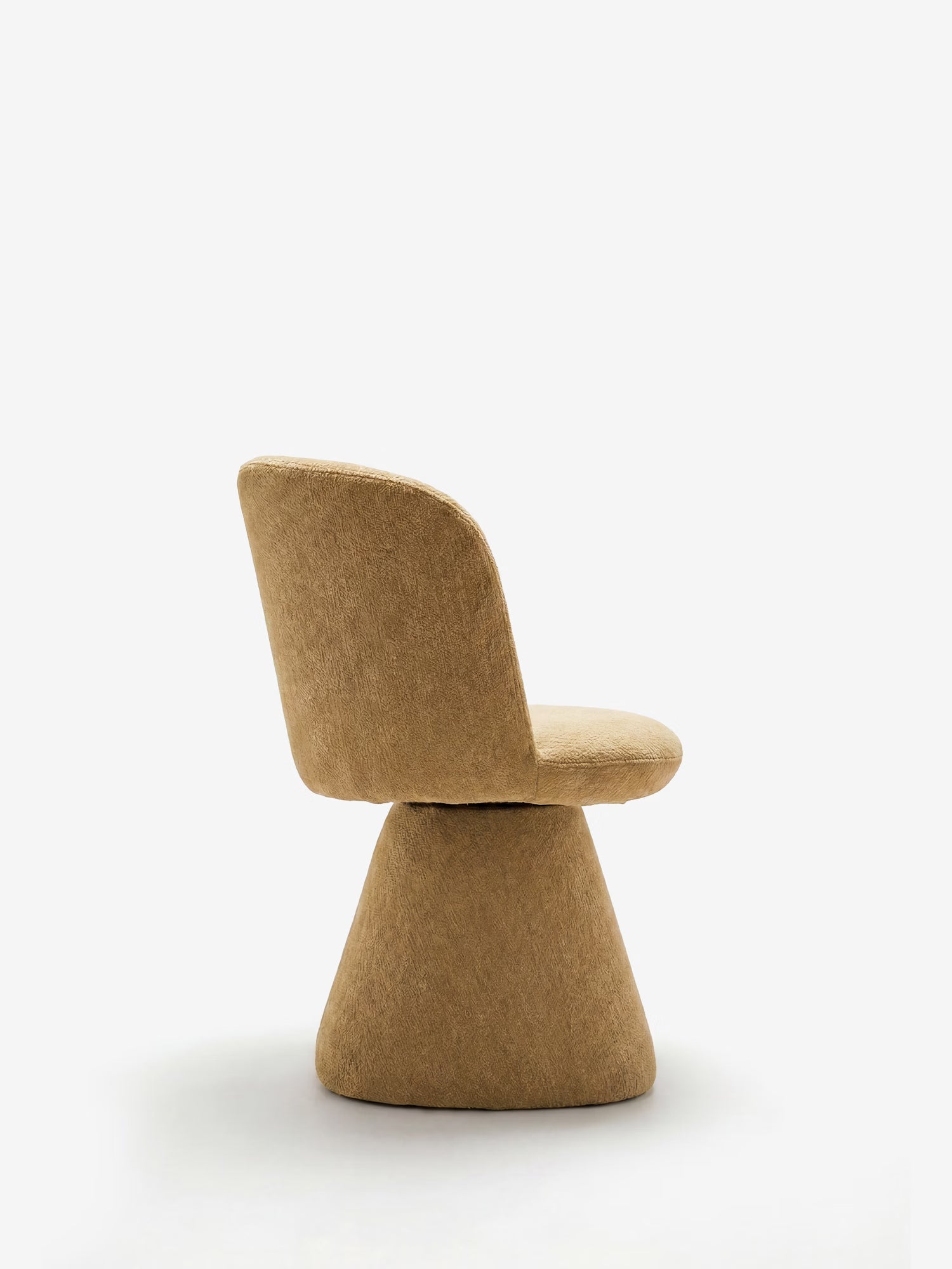 Vista laterale della sedia moderna Talia di Divani.Store in color cuoio. Presenta uno schienale e una seduta arrotondati in ciniglia certificata OEKO-TEX®, con una base conica rivestita in tessuto, che ne esaltano la morbida consistenza e il design scultoreo minimalista su uno sfondo bianco.