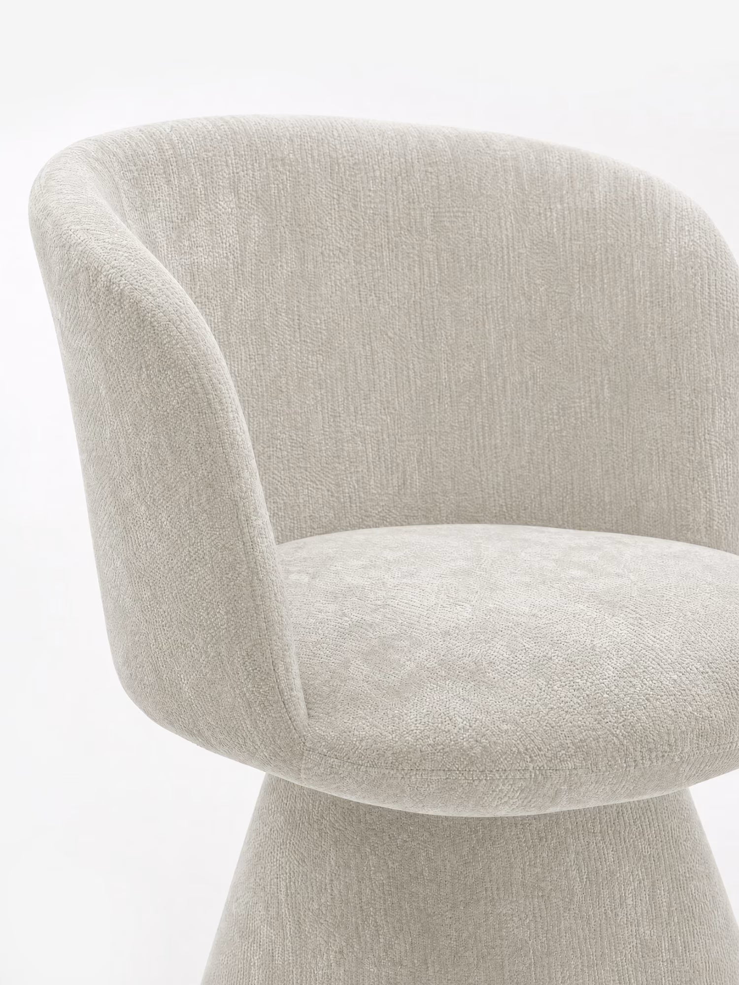 La sedia moderna Talia di Divani.Store è rivestita in morbida ciniglia certificata OEKO-TEX®, caratterizzata da uno schienale e una seduta curvi e imbottiti, oltre che da un'elegante base a forma di cono: perfetta per gli interni minimalisti.