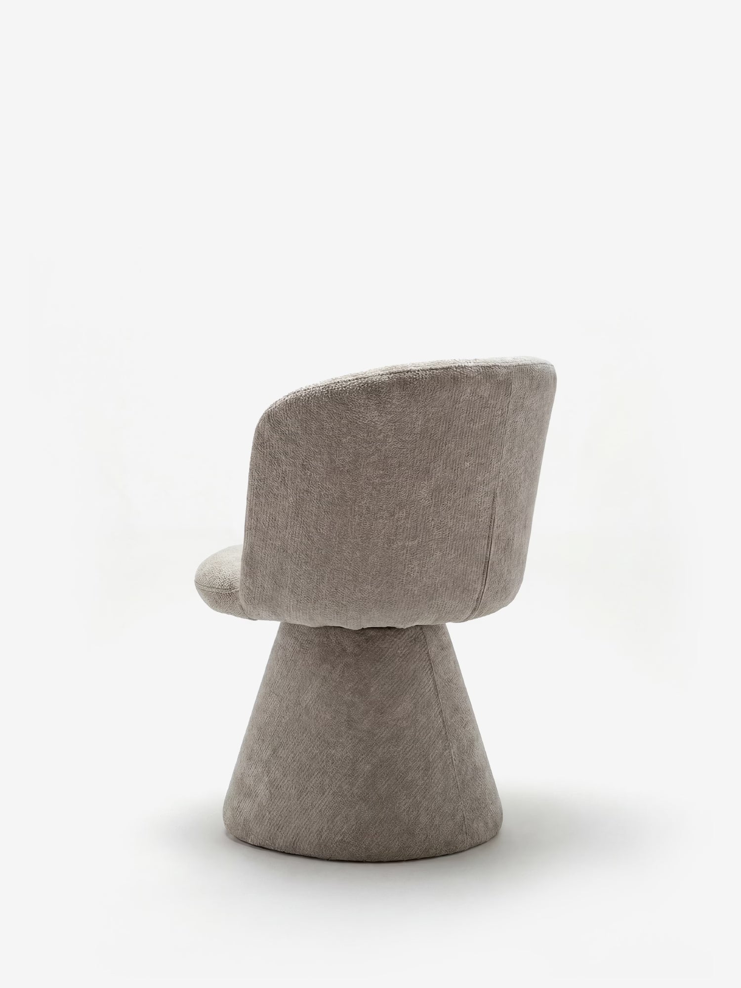 La sedia moderna imbottita Talia di Divani.Store è caratterizzata da un morbido tessuto chenille OEKO-TEX® in grigio chiaro e da uno schienale arrotondato, il tutto poggiato su un’ampia base affusolata, il cui design risalta con eleganza sullo sfondo bianco.