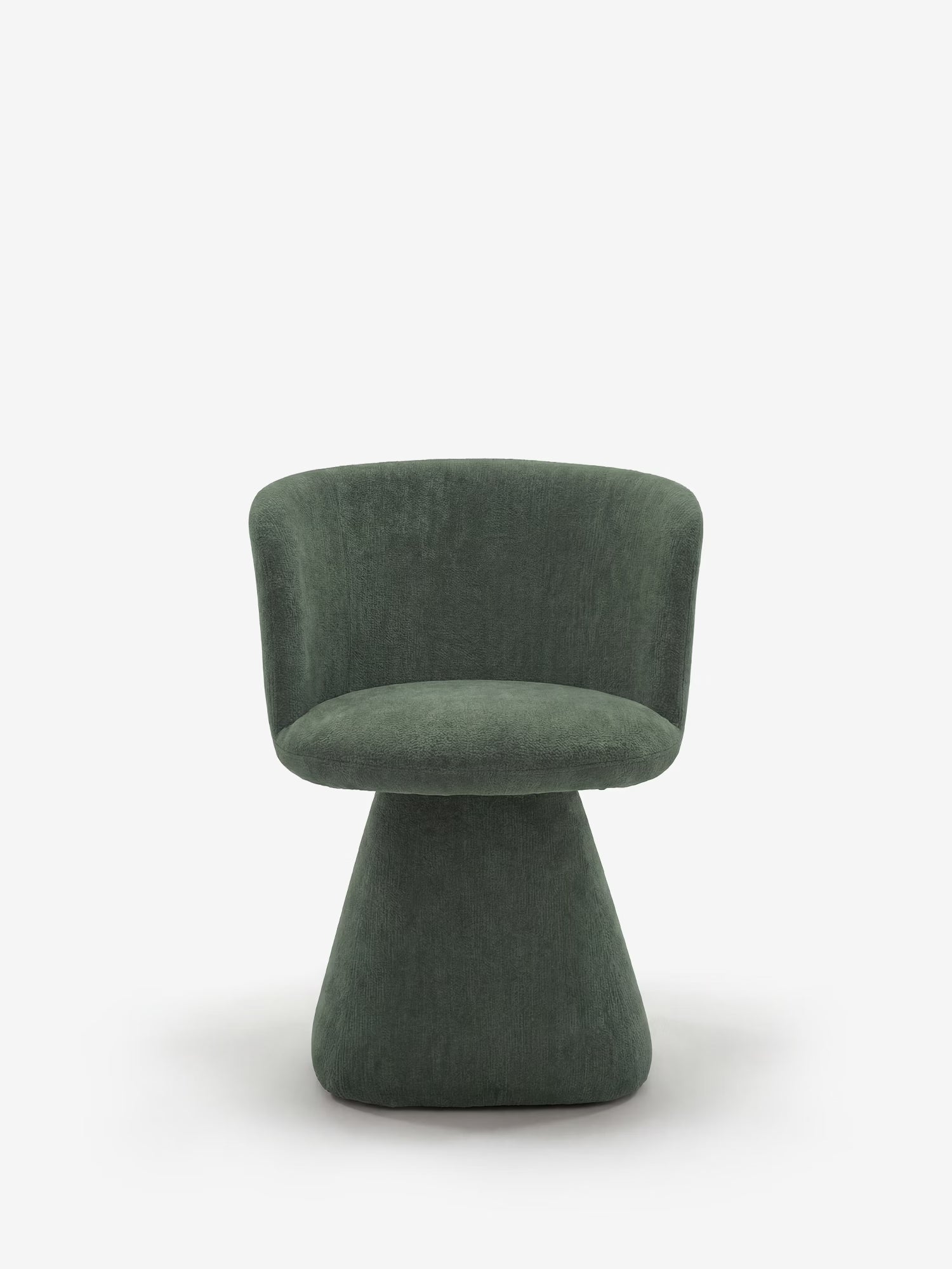 La sedia moderna imbottita Talia di Divani.Store è realizzata in ciniglia verde certificata OEKO-TEX®, presenta schienale e seduta curvi e una base scultorea. Il suo tessuto morbido e dalla trama ricca crea un splendido contrasto con lo sfondo bianco liscio.