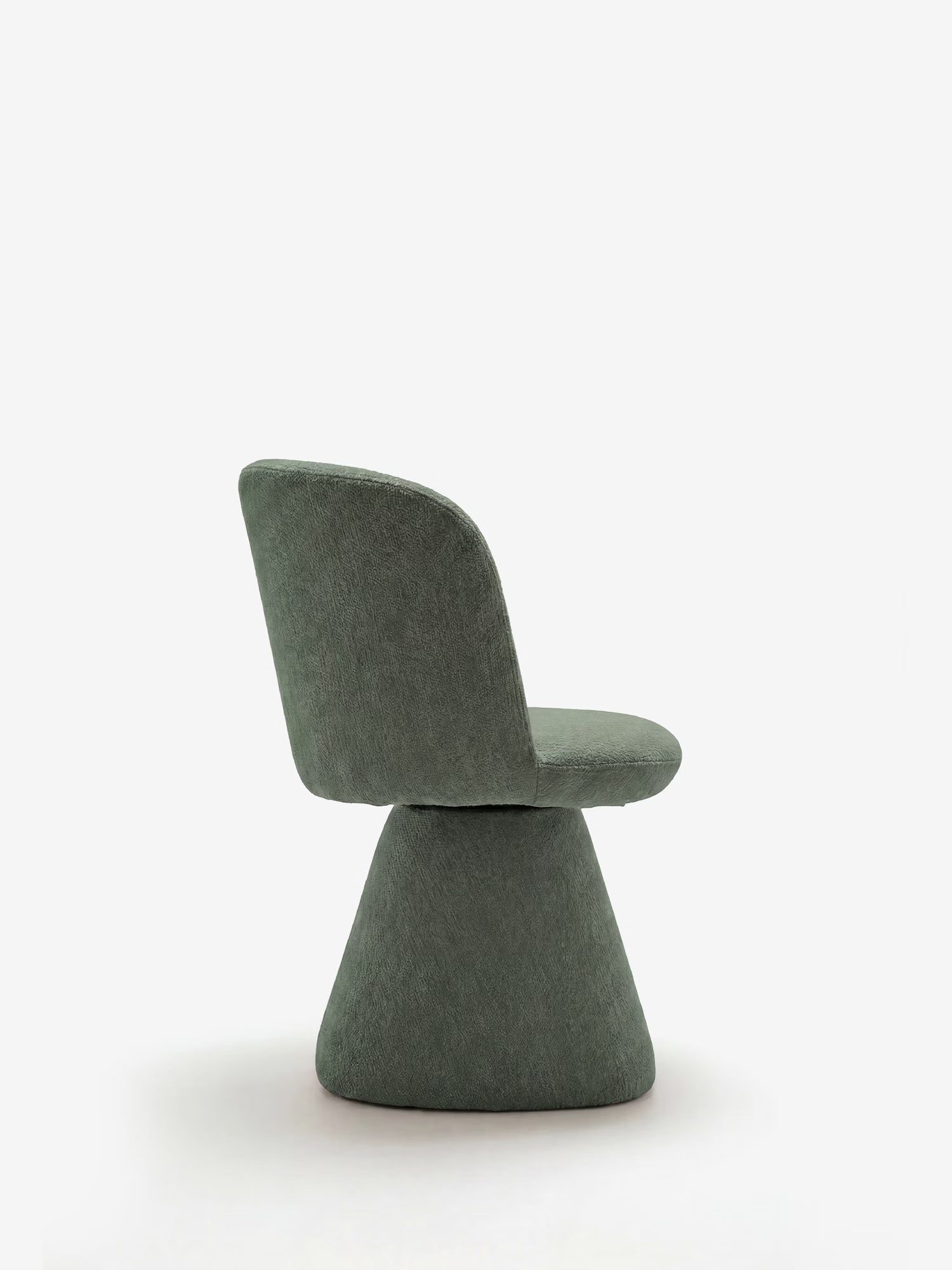 La sedia moderna imbottita Talia di Divani.Store è caratterizzata da un morbido tessuto chenille OEKO-TEX® di colore verde, da uno schienale e una seduta arrotondati e da un’ampia base conica che le conferiscono un aspetto pulito e minimalista — qui raffigurata di profilo su uno sfondo bianco.