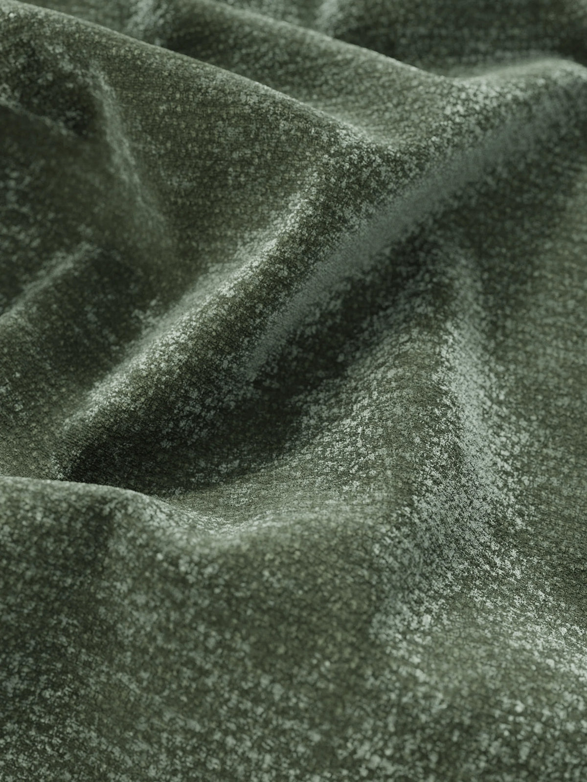 Primo piano del tessuto verde oliva su un letto imbottito ONYX con contenitore e testiera verticale in tessuto certificato Oeko-Tex®, che presenta una trama fitta e strutturata con delicate pieghe, increspature e una superficie morbida e screziata.