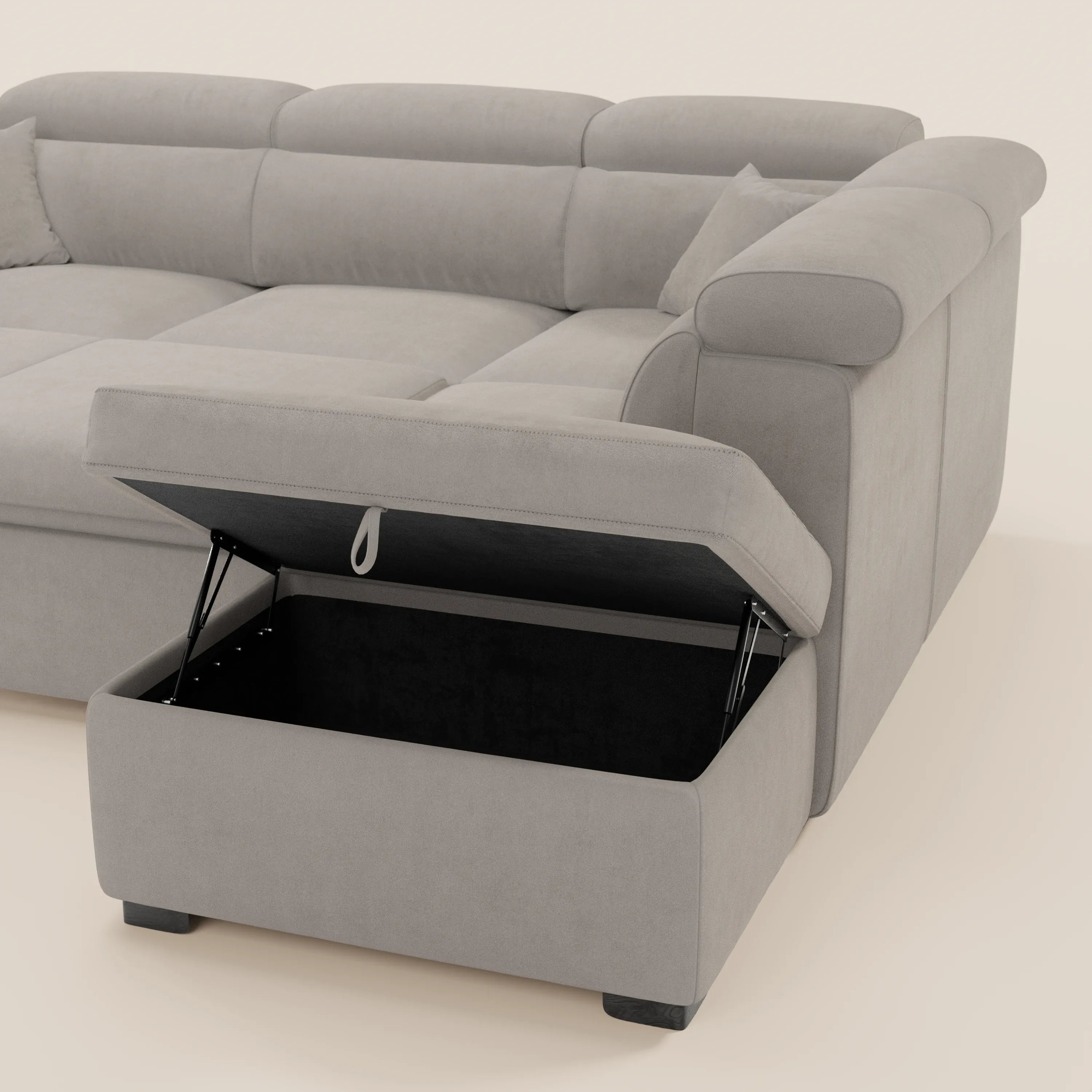 Il divano angolare reversibile Titano di Divani.Store è caratterizzato da morbidi cuscini, poggiatesta reclinabili, gambe corte di colore scuro e una chaise longue con un capiente pouf contenitore. Realizzato in tessuto grigio chiaro smacchiabile certificato Oeko-Tex®, include due cuscini per lo schienale in tinta.