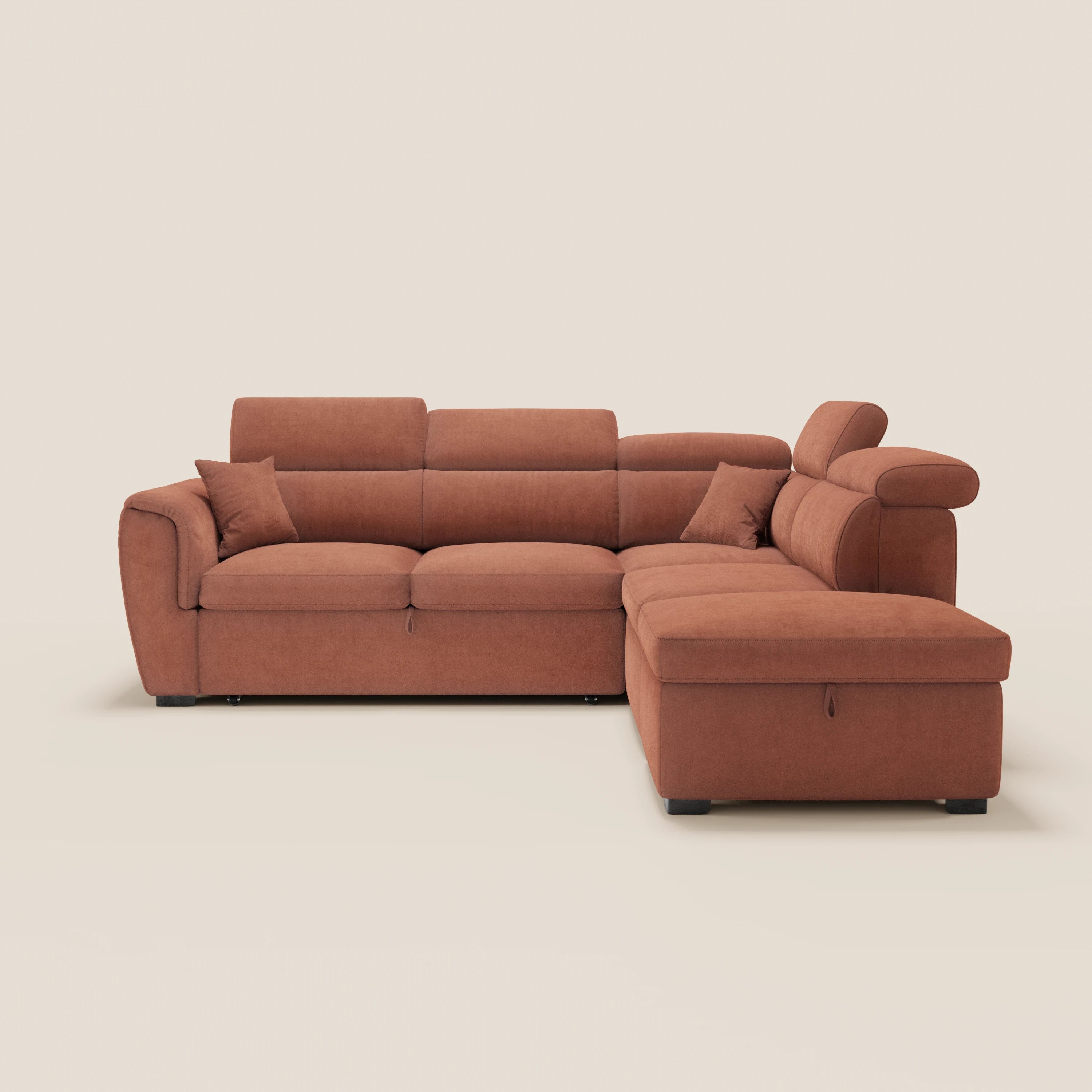Il divano angolare reversibile Titano di Divani.Store è realizzato in tessuto color ruggine, resistente alle macchie e certificato Oeko-Tex®, ed è dotato di poggiatesta reclinabili, letto estraibile, pouf contenitore e due cuscini coordinati, per un look pulito e minimalista.