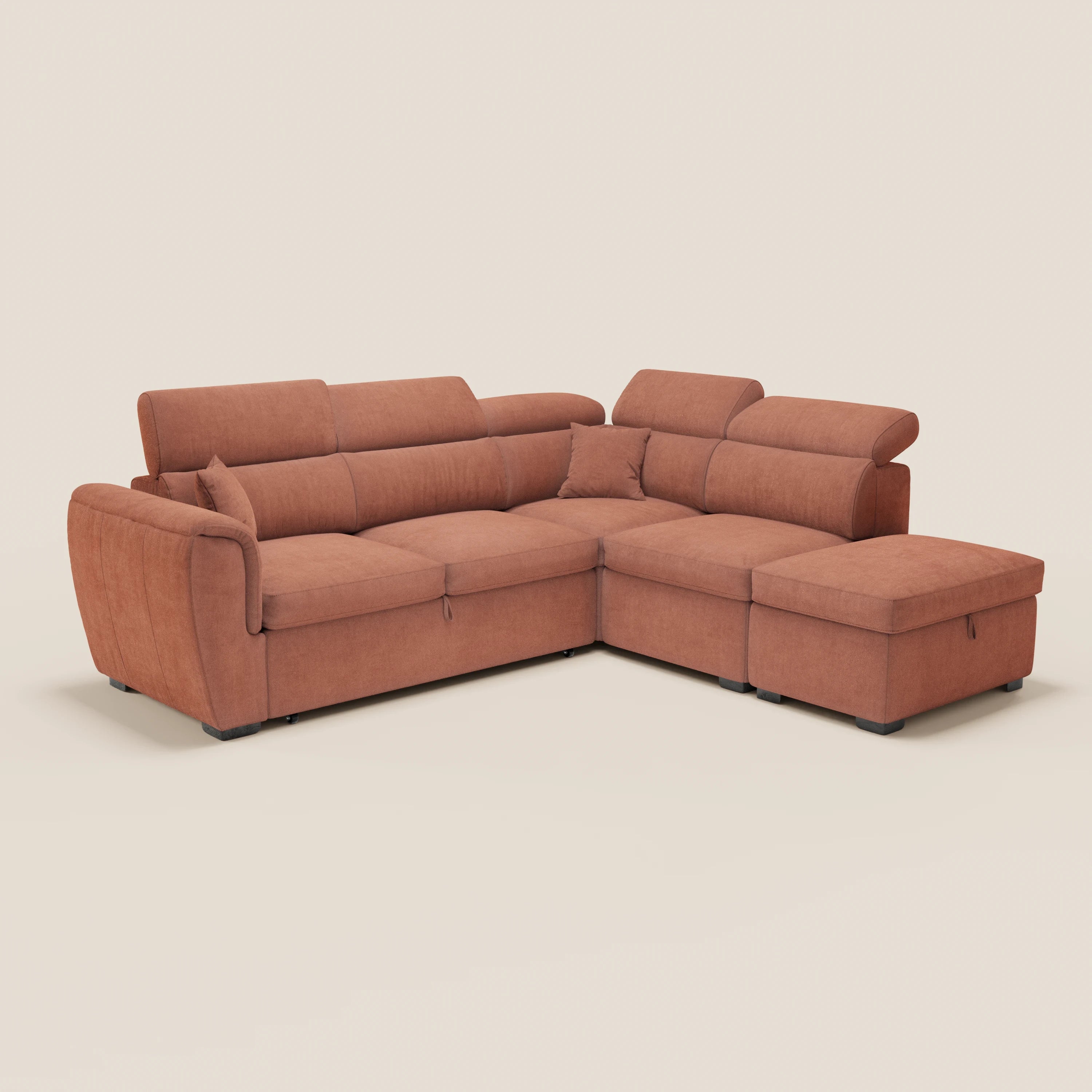 Il divano angolare reversibile Titano di Divani.Store, realizzato in tessuto smacchiabile Oeko-Tex®, è dotato di poggiatesta reclinabili, seduta e schienale trapuntati, contenitore estraibile e pouf contenitore, con piedini neri bassi su sfondo chiaro.