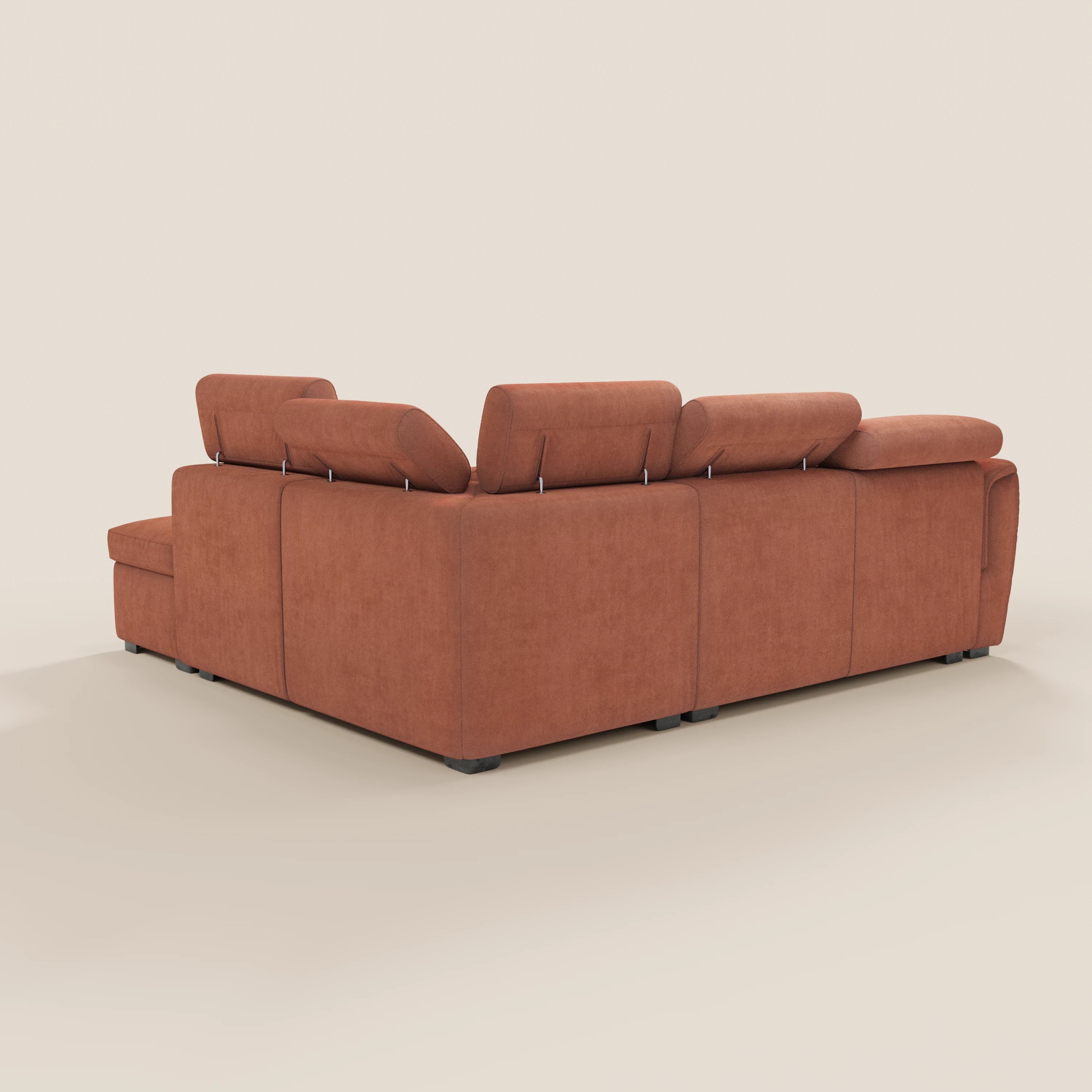 Il divano angolare reversibile Titano di Divani.Store è raffigurato di retro in tessuto arancione bruciato Oeko-Tex® antimacchia, dotato di poggiatesta reclinabili, morbidi cuscini, seduta estraibile e pouf contenitore su uno sfondo chiaro.
