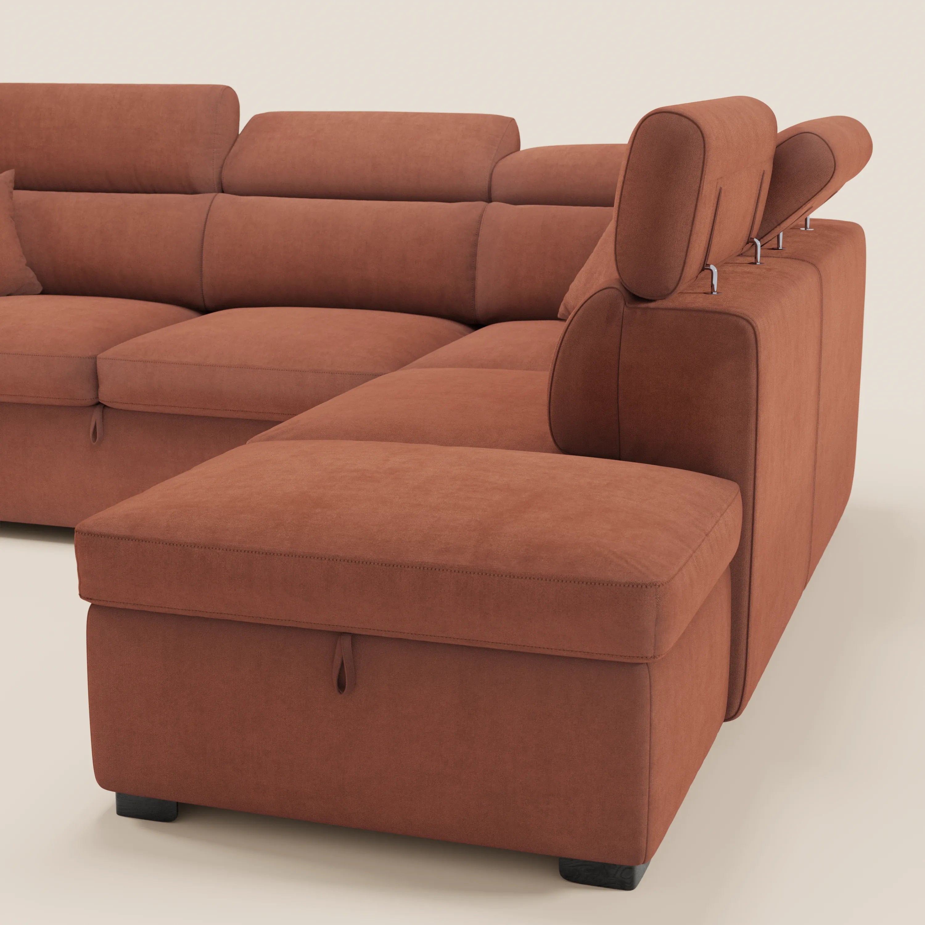 Il divano angolare reversibile Titano di Divani.Store è realizzato in tessuto Oeko-Tex® color ruggine e resistente alle macchie, è dotato di poggiatesta regolabili, chaise longue sul lato sinistro, letto estraibile, pouf contenitore e piedini neri bassi su uno sfondo beige chiaro.