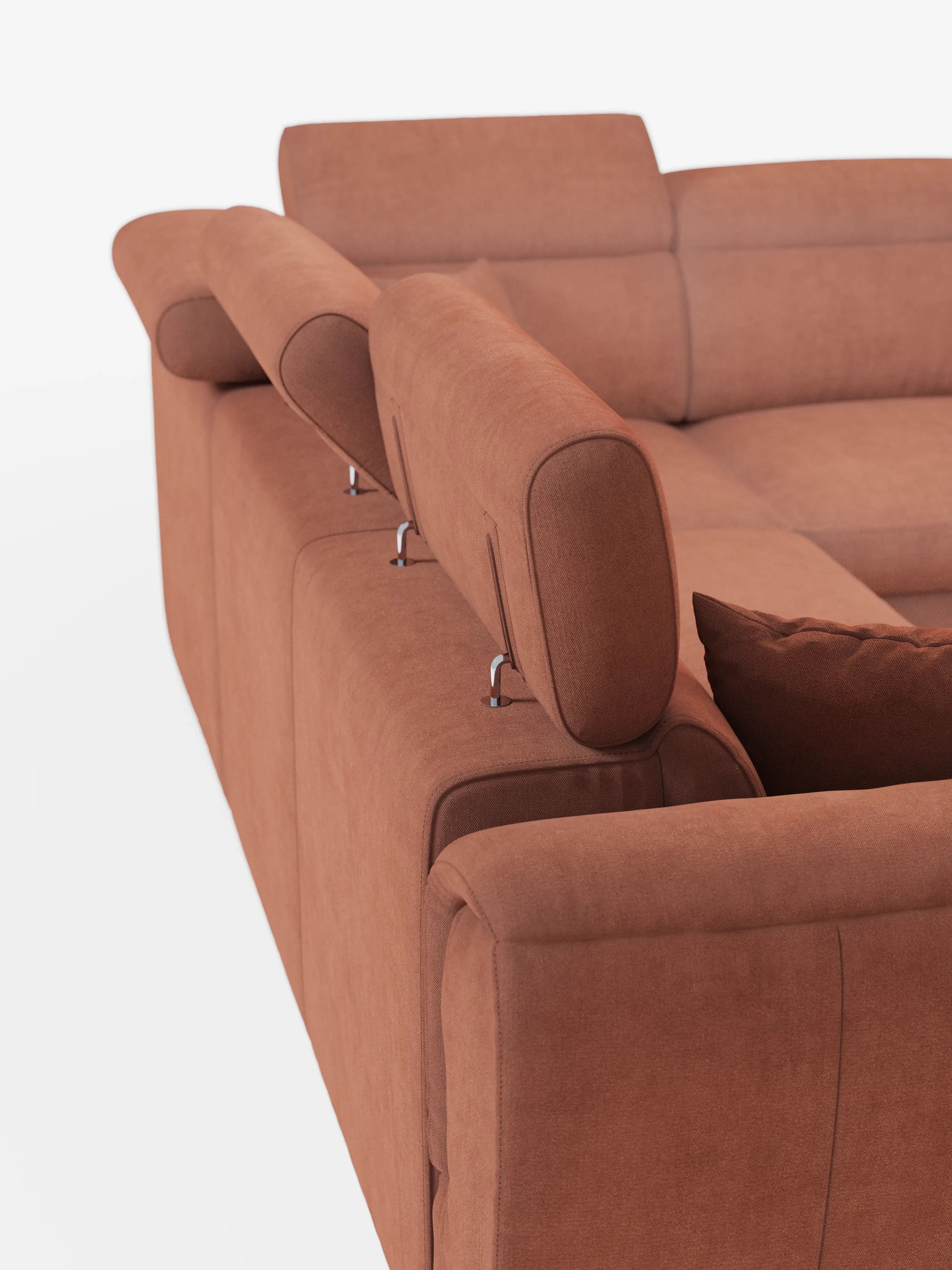 Il divano angolare reversibile con letto estraibile e pouf contenitore Titano di Divani.Store è qui presentato in una ricca tonalità ruggine. Questo divano componibile si caratterizza per le linee moderne e pulite con cuciture a vista e include poggiatesta regolabili, qui raffigurati parzialmente sollevati. Rivestito in morbido tessuto antimacchia certificato Oeko-Tex®, è abbinato a un cuscino coordinato posizionato nell’angolo. L’immagine è inquadrata su uno sfondo bianco a tinta unita.