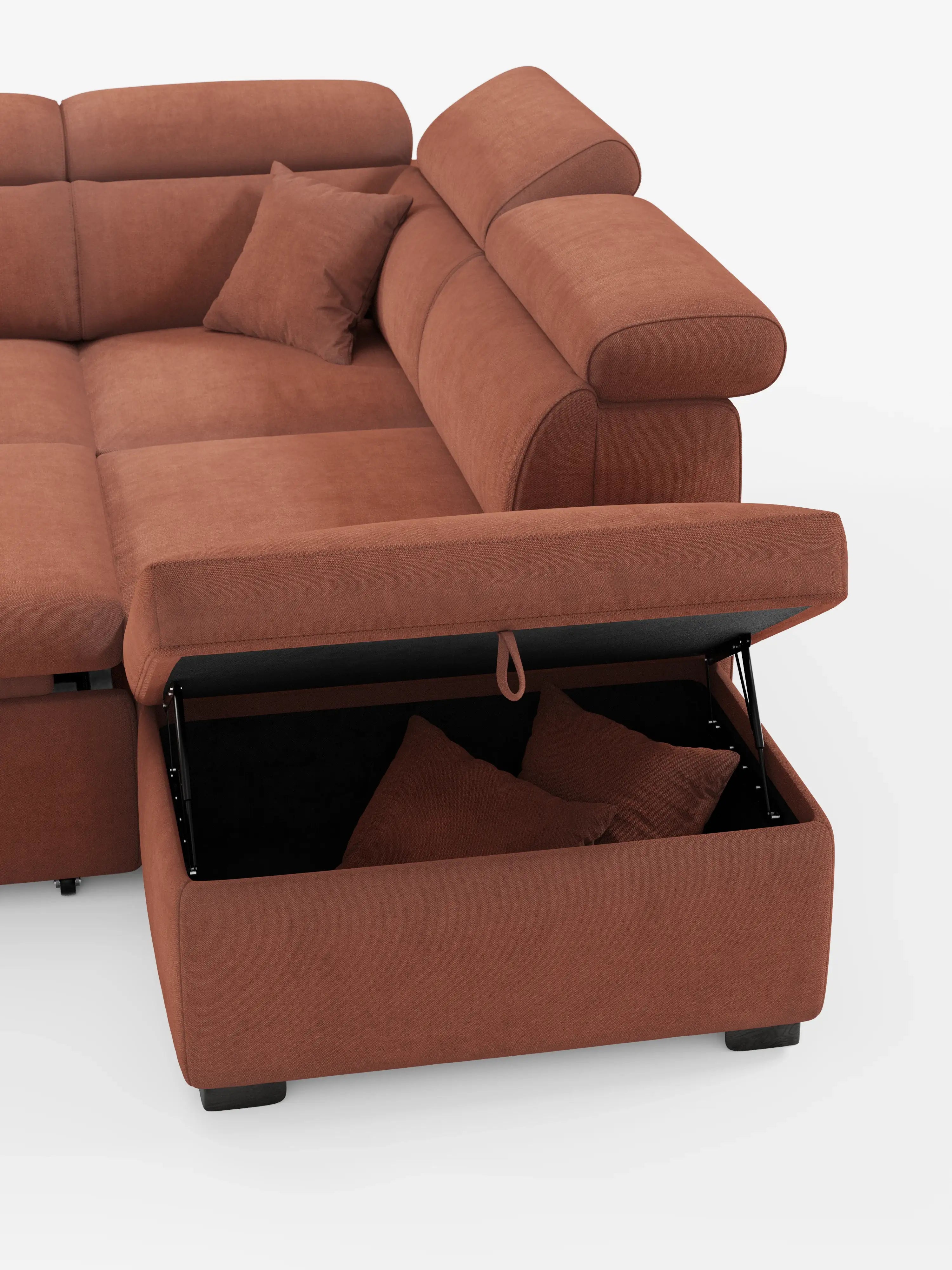 Un divano angolare reversibile Titano color ruggine con letto estraibile e pouf contenitore di Divani.Store, dotato di poggiatesta regolabili in tessuto Oeko-Tex® facile da pulire. La parte angolare si apre per rivelare un vano contenitore con un cuscino abbinato all’interno. Su uno sfondo bianco a tinta unita, il divano mette in risalto un design moderno dalle linee pulite.