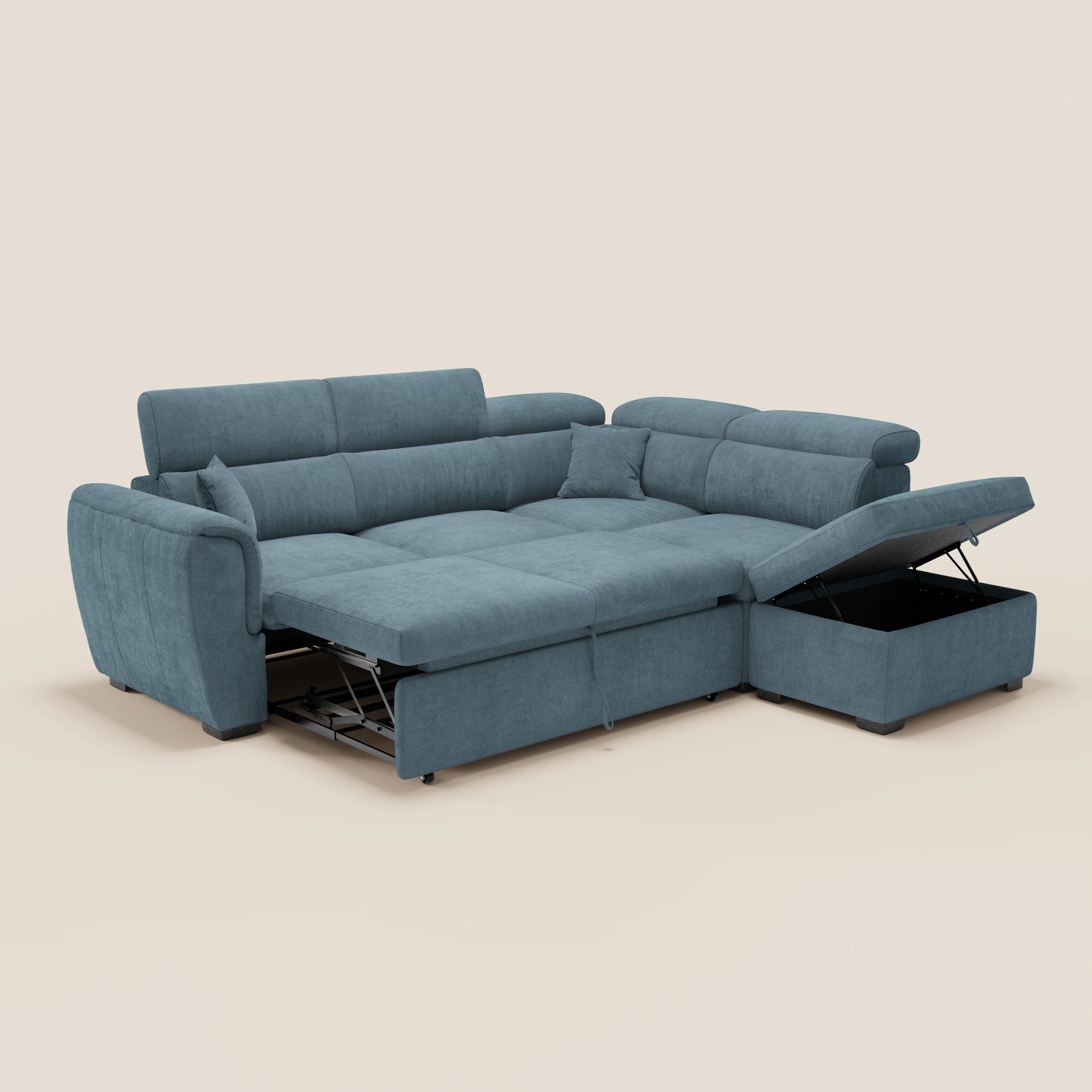Il divano angolare reversibile Titano di Divani.Store, nella versione blu, è dotato di poggiatesta regolabili, di una sezione letto estraibile e di un pouf contenitore, il tutto realizzato in tessuto Oeko-Tex® facile da pulire. Presentato su uno sfondo chiaro e semplice.