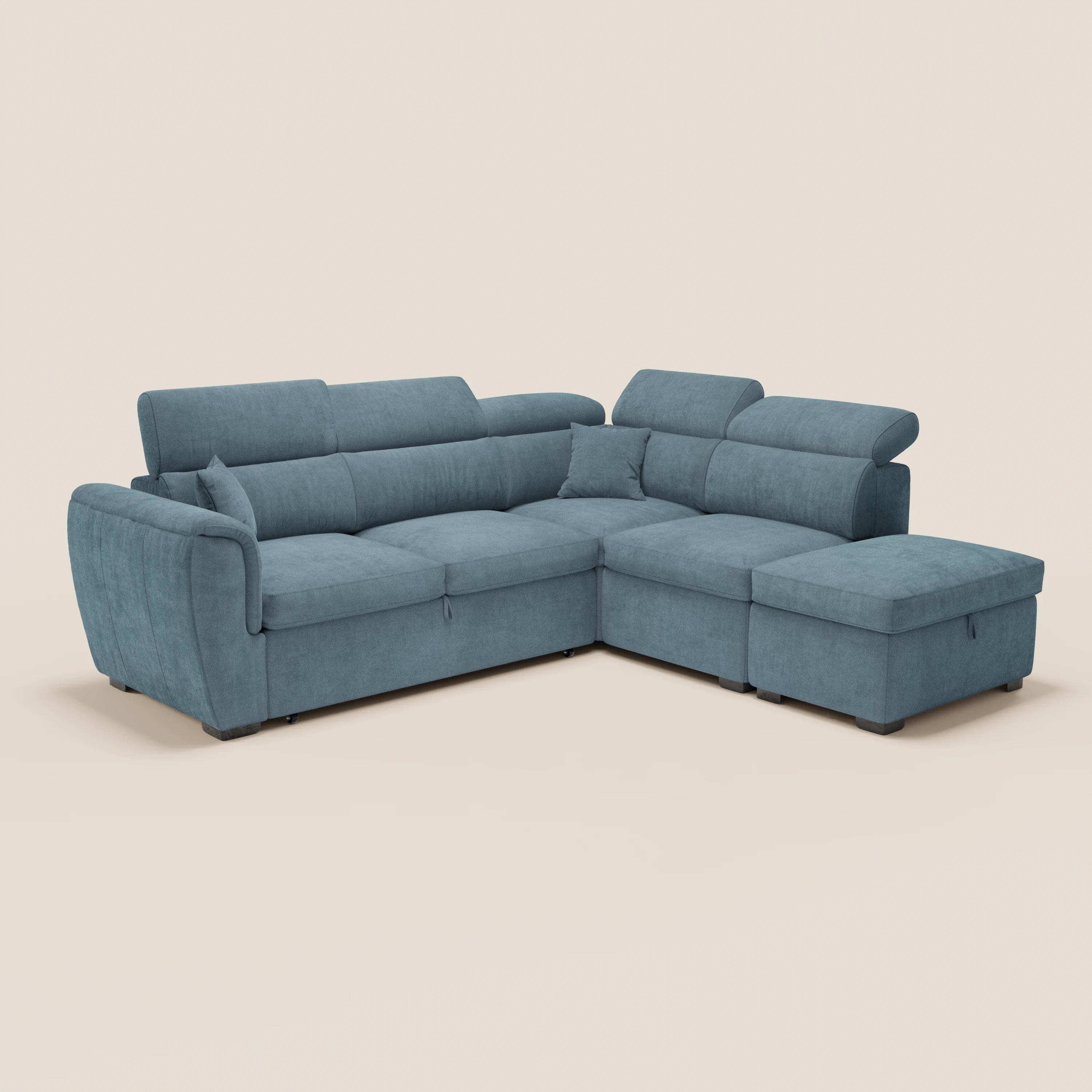 Il divano angolare reversibile Titano di Divani.Store è dotato di poggiatesta reclinabili, tessuto antimacchia certificato Oeko-Tex®, letto estraibile e pouf contenitore, il tutto in un moderno design blu verde acqua con morbidi cuscini e chaise longue.
