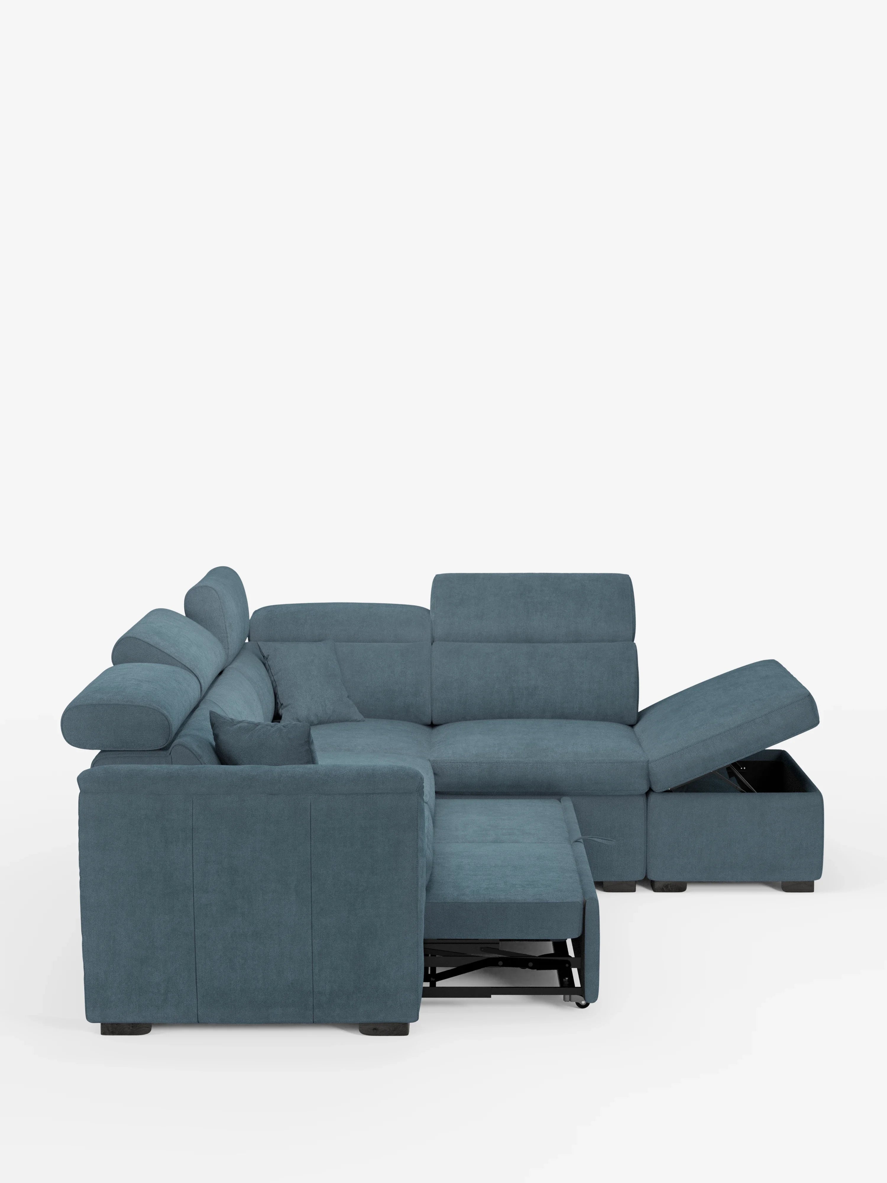 Un divano angolare reversibile modulare Titano color verde acqua di Divani.Store, dotato di poggiatesta reclinabili, sezione estraibile, poggiapiedi e vani portaoggetti integrati nel pouf e nel bracciolo, rivestito in tessuto antimacchia certificato Oeko-Tex®, è raffigurato su uno sfondo bianco a tinta unita.