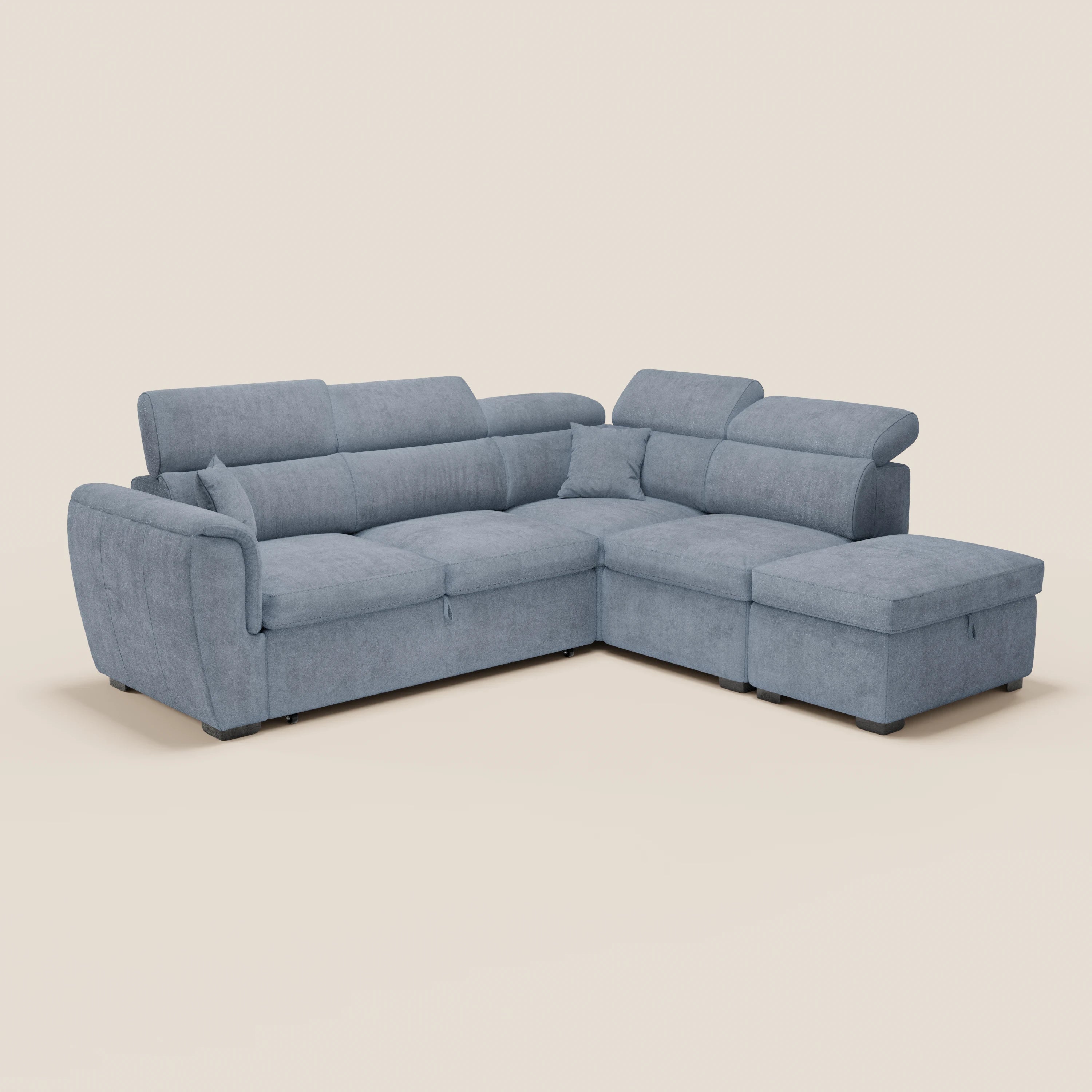 Un moderno divano angolare reversibile Titano di colore azzurro, con seduta estraibile e pouf contenitore, firmato Divani.Store, caratterizzato da morbidi cuscini, due braccioli e poggiatesta reclinabili in tessuto antimacchia Oeko-Tex®, si staglia su uno sfondo beige a tinta unita. Il divano componibile presenta tre schienali sul lato più lungo e due su quello più corto, creando una disposizione quadrata delle sedute dal design minimalista e contemporaneo.