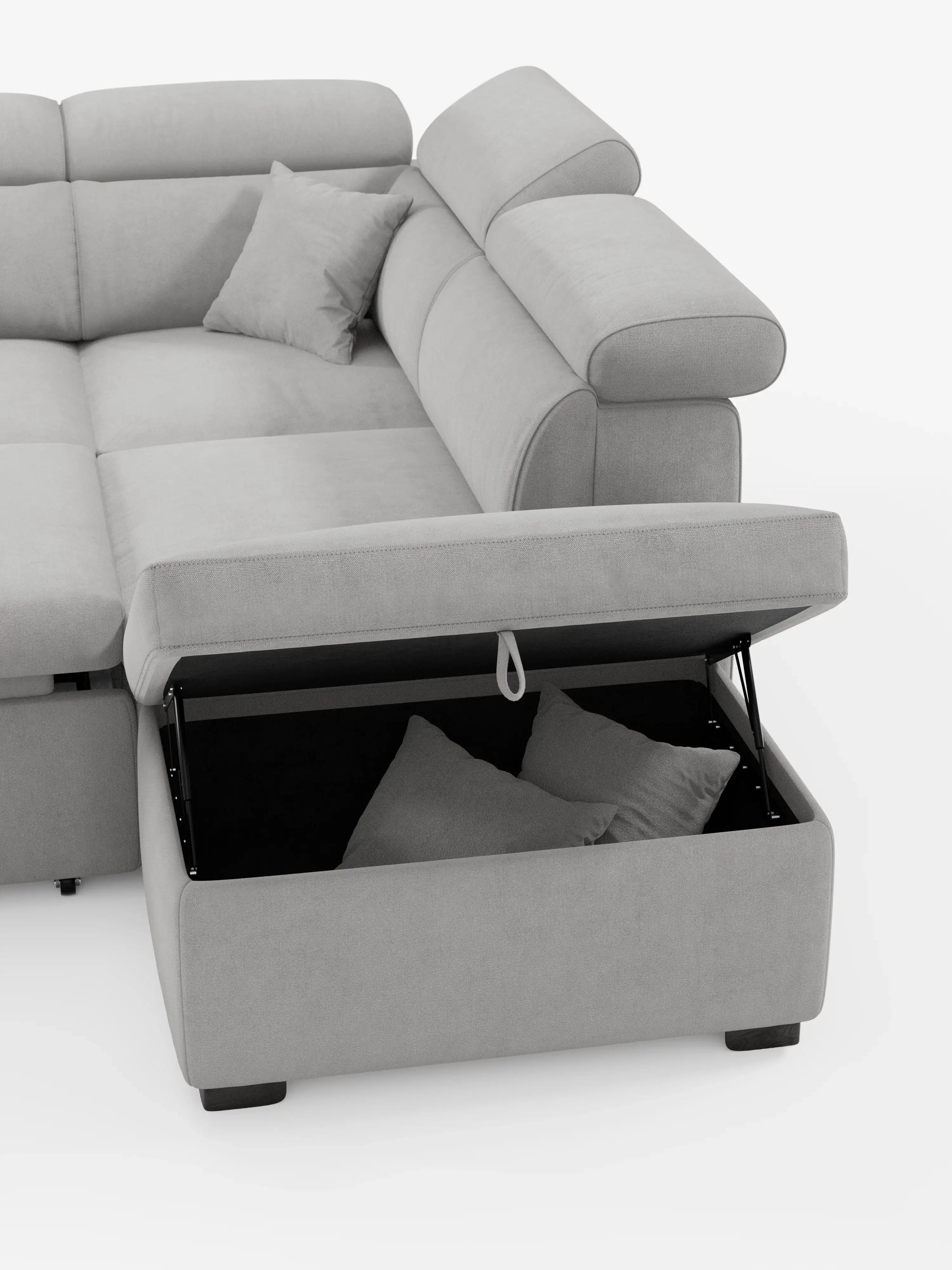 Un divano angolare reversibile Titano grigio chiaro con seduta estraibile e pouf contenitore di Divani.Store, dotato di poggiatesta reclinabili in tessuto Smacchiabile Oeko-Tex®. Una delle sezioni è apribile e rivela un vano contenitore con due cuscini decorativi abbinati. Il divano poggia su piccole gambe scure ed è esposto su uno sfondo bianco a tinta unita.