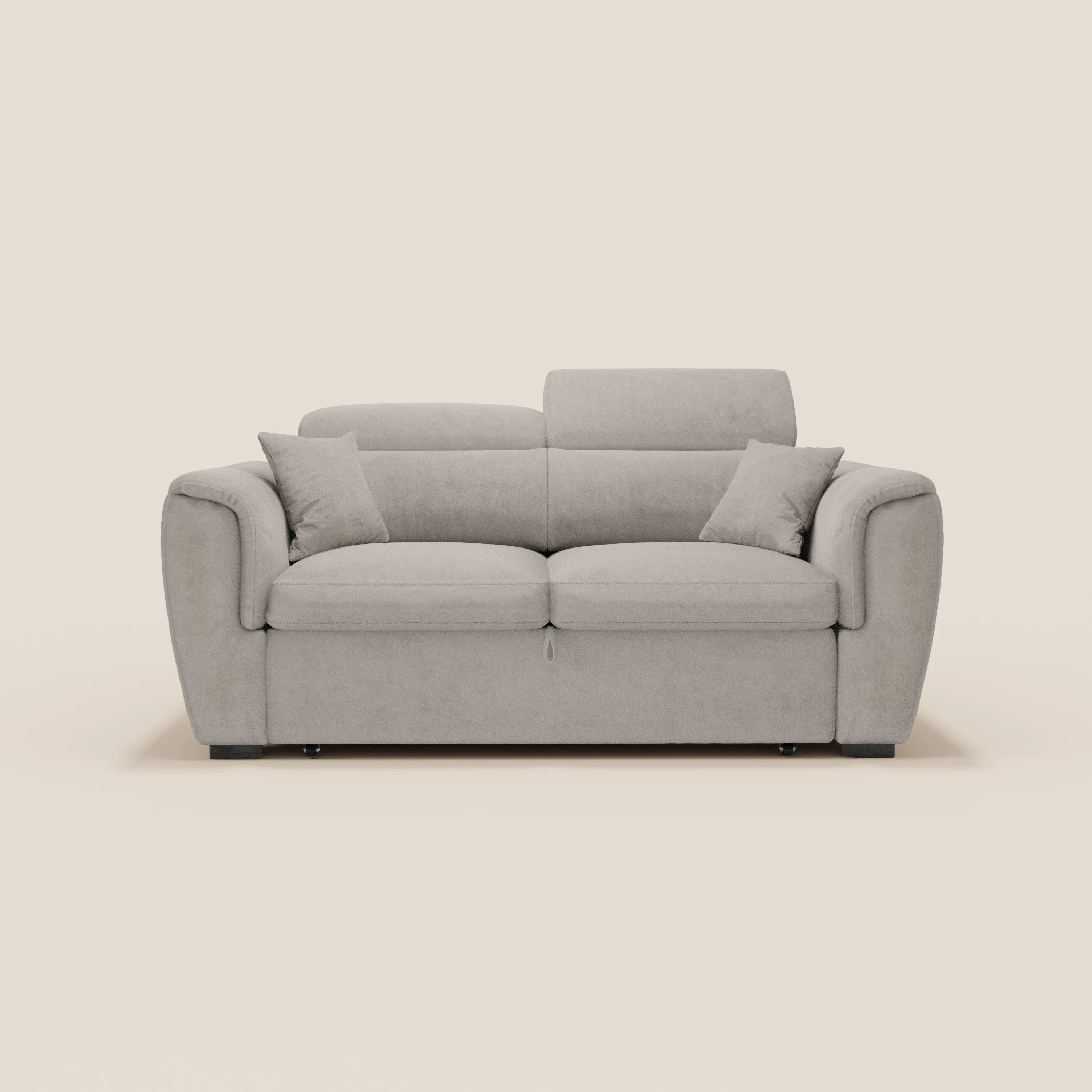Il divano a 2 posti estraibile Titano di Divani.Store è dotato di poggiatesta reclinabili, tessuto antimacchia certificato Oeko-Tex®, morbida imbottitura, cuscini soffici e due cuscini decorativi abbinati in beige chiaro: perfetto per gli spazi abitativi moderni.