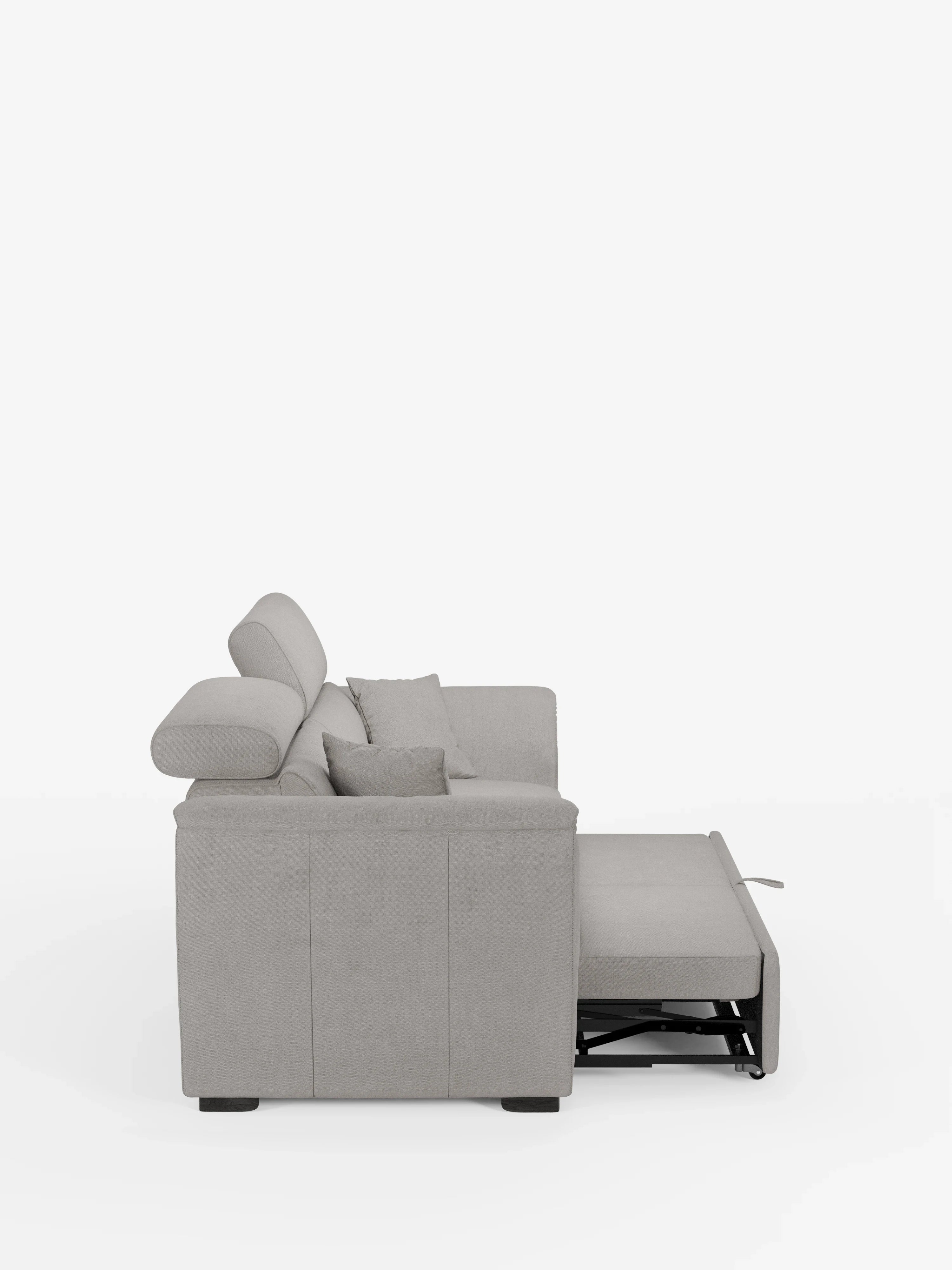 Vista laterale del divano Titano a 2 posti estraibile con poggiatesta reclinabili in tessuto smacchiabile Oeko-Tex® di Divani.Store, qui raffigurato in grigio chiaro. Questo divano moderno e compatto presenta braccioli e schienale imbottiti, con un poggiapiedi estraibile che rivela l’elegante meccanismo a delfino in metallo nero sottostante. Due cuscini decorativi abbinati sono disposti sulla seduta. Lo sfondo è bianco a tinta unita.