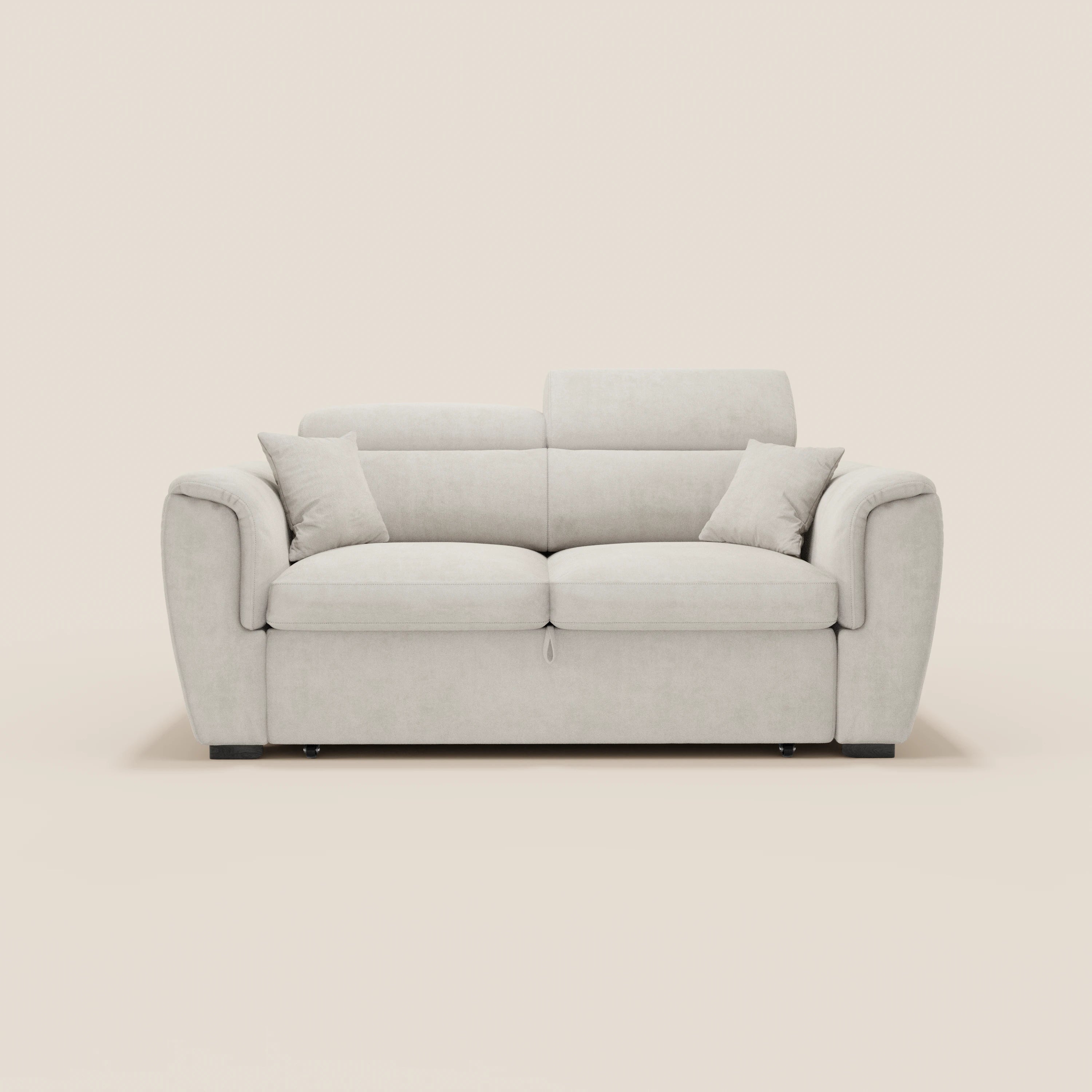 Il divano a 2 posti estraibile Titano di Divani.Store è dotato di poggiatesta reclinabili, tessuto antimacchia certificato Oeko-Tex®, morbidi cuscini e due cuscini decorativi. Il suo design compatto presenta braccioli arrotondati e gambe corte in legno scuro.