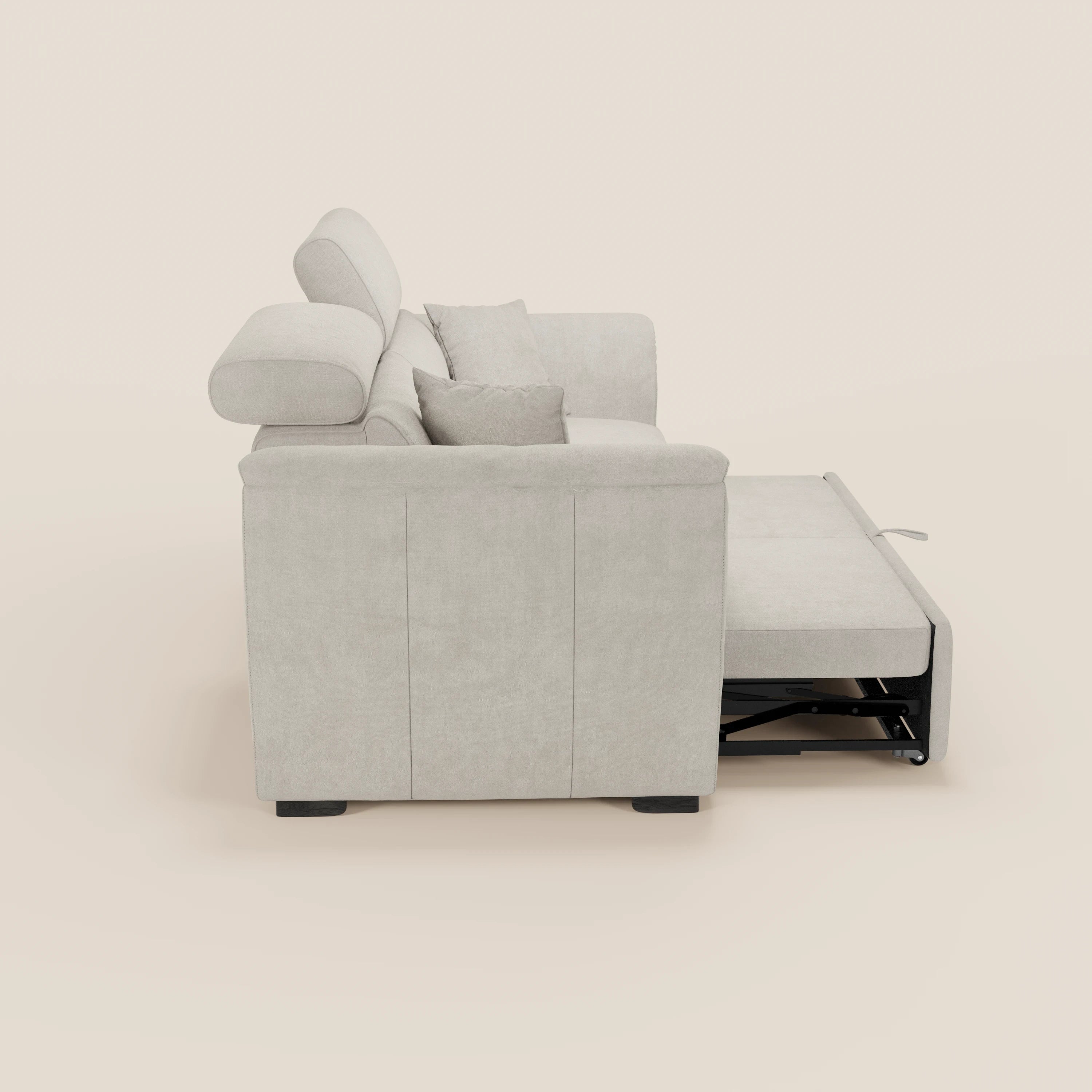 Il divano a 2 posti estraibile Titano di Divani.Store, in beige chiaro, è dotato di ampi braccioli, due cuscini per lo schienale, due cuscini decorativi e poggiatesta reclinabili. La sua struttura letto estraibile con materasso a vista è raffigurata di profilo su uno sfondo color crema.