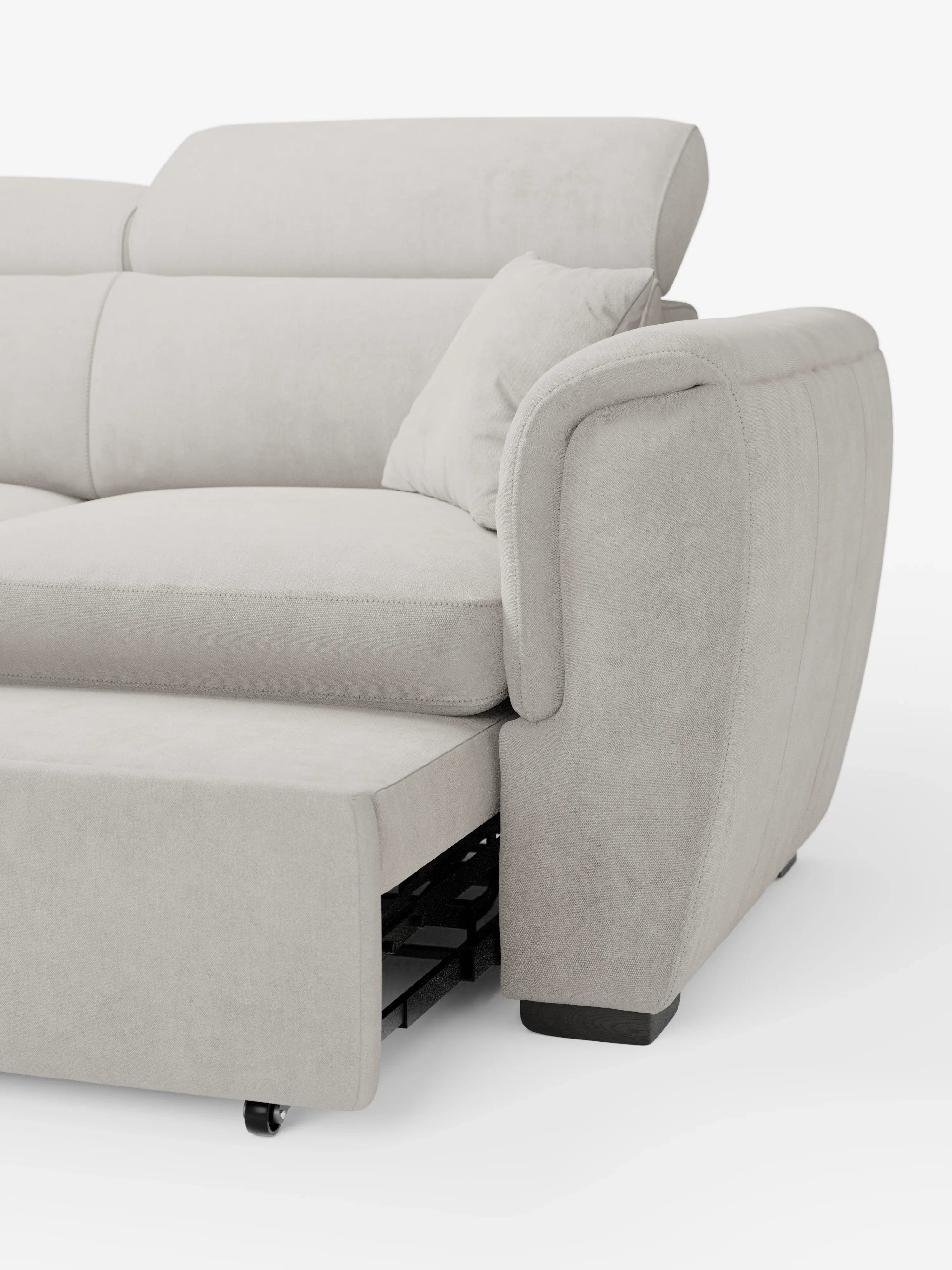 Primo piano del divano Titano a 2 posti estraibile con poggiatesta reclinabili in tessuto smacchiabile Oeko-Tex® di Divani.Store. Questo divano componibile color beige chiaro è dotato di morbidi cuscini, poggiatesta regolabili e un bracciolo. Un cuscino coordinato è appoggiato allo schienale, mentre la parte inferiore rivela un meccanismo letto estraibile parzialmente esteso su rotelle nere. Immagine ripresa su sfondo bianco.