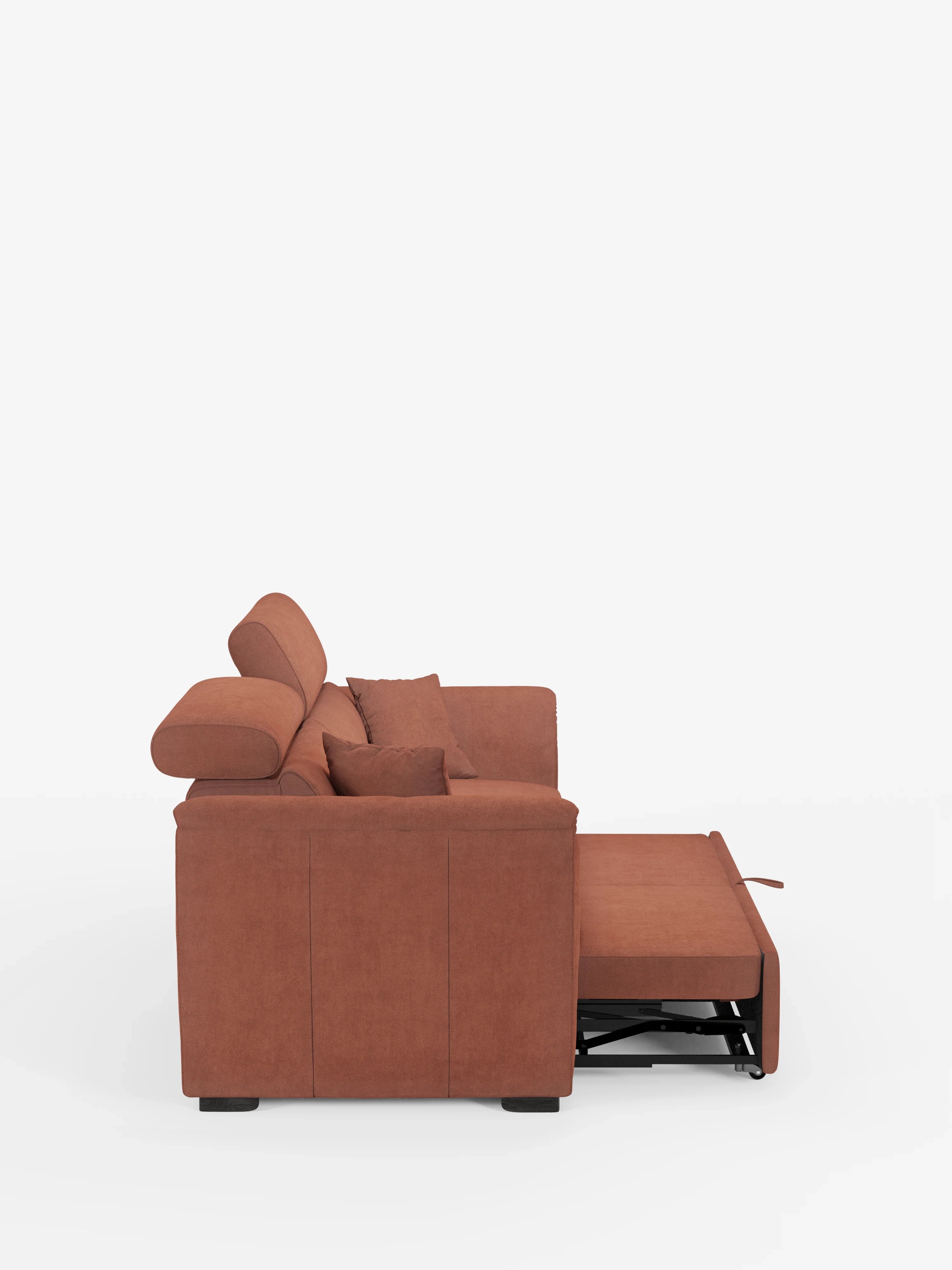 Vista laterale di un divano Titano color ruggine, a 2 posti estraibile con poggiatesta reclinabili in tessuto smacchiabile Oeko-Tex® di Divani.Store, caratterizzato da ampi braccioli, poggiatesta angolati e due piccoli cuscini decorativi. Il poggiapiedi si estende in avanti grazie a un meccanismo a delfino, rivelando il supporto in metallo nero sottostante. Su uno sfondo bianco a tinta unita, questo divano moderno compatto spicca come chiaro punto focale.