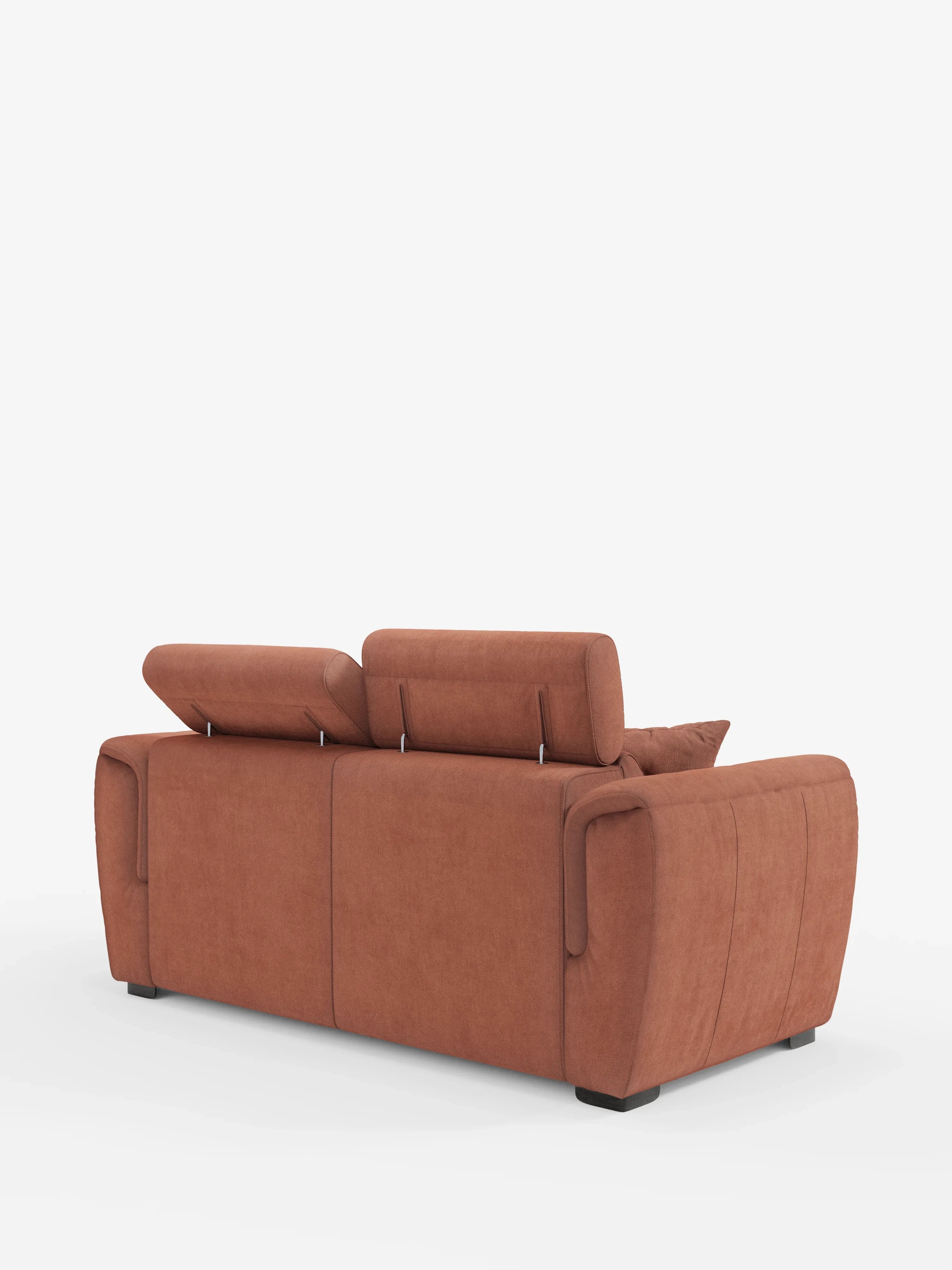 Un divano a due posti estraibile Titano di Divani.Store, rivestito in tessuto color ruggine, è ripreso di retro su uno sfondo bianco. Questo divano moderno è dotato di due poggiatesta regolabili, braccioli leggermente ricurvi, cuciture a vista e piedini rettangolari neri. Sul lato destro del divano è visibile un singolo cuscino. Il tessuto è antimacchia e certificato Oeko-Tex® a garanzia di una qualità superiore.