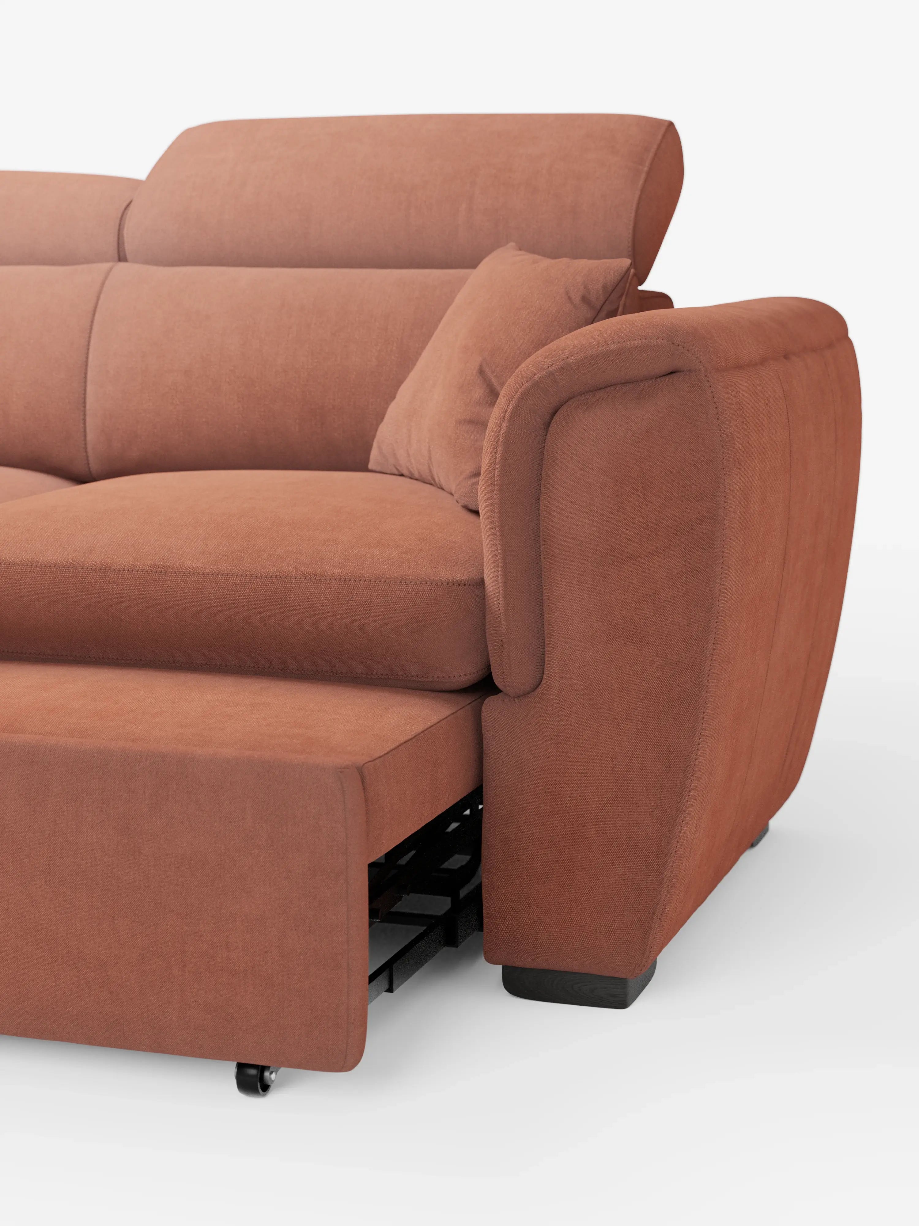 Un primo piano del divano Titano a 2 posti estraibile con poggiatesta reclinabili in tessuto smacchiabile Oeko-Tex® di Divani.Store, in colore ruggine, caratterizzato da morbidi cuscini e da un bracciolo. La parte anteriore si estende su rotelle per rivelare un meccanismo a delfino nascosto che consente di estrarre il letto. Un cuscino coordinato poggia contro il cuscino dello schienale, su uno sfondo bianco a tinta unita.