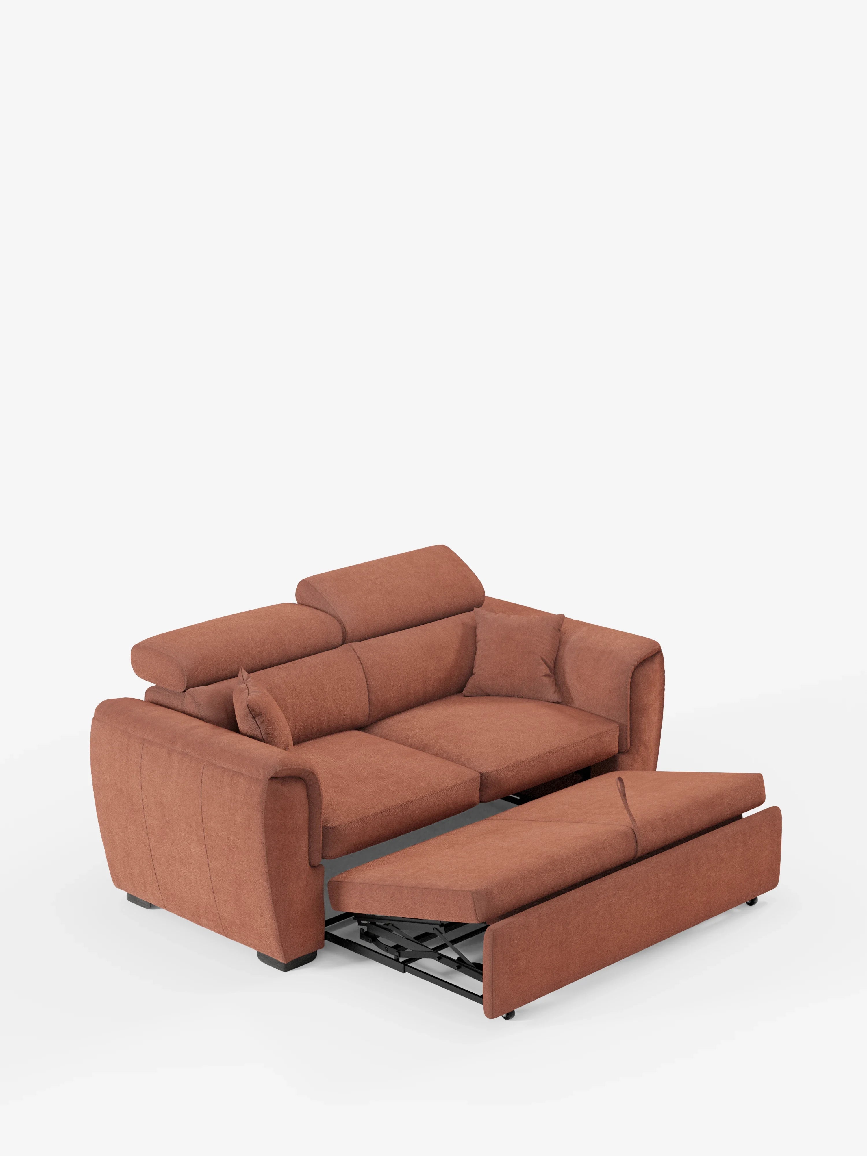 Un divano a due posti estraibile Titano color ruggine, con poggiatesta reclinabili in tessuto smacchiabile Oeko-Tex® di Divani.Store, è parzialmente aperto per mostrare la struttura del letto estraibile e il materasso, su uno sfondo bianco a tinta unita.