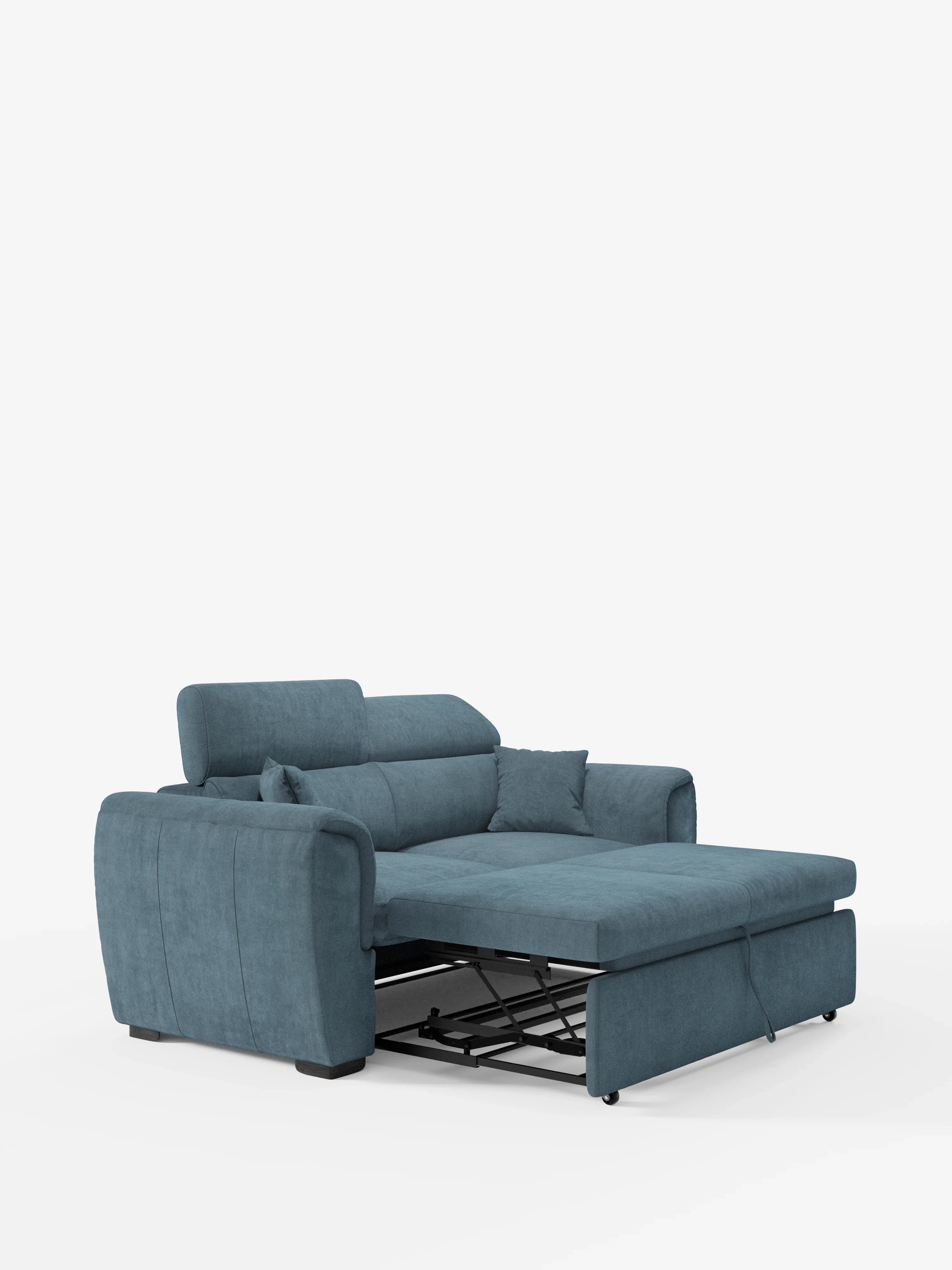 Il divano a 2 posti estraibile Titano con poggiatesta reclinabili in tessuto smacchiabile Oeko-Tex® di Divani.Store è qui presentato con rivestimento blu, caratterizzato da ampi braccioli e schienali imbottiti regolabili. Mostrato nella versione estesa a letto, il suo robusto telaio in metallo e le gambe di sostegno sono visibili sotto la zona di seduta su uno sfondo bianco a tinta unita, che ne sottolinea il design moderno e compatto.
