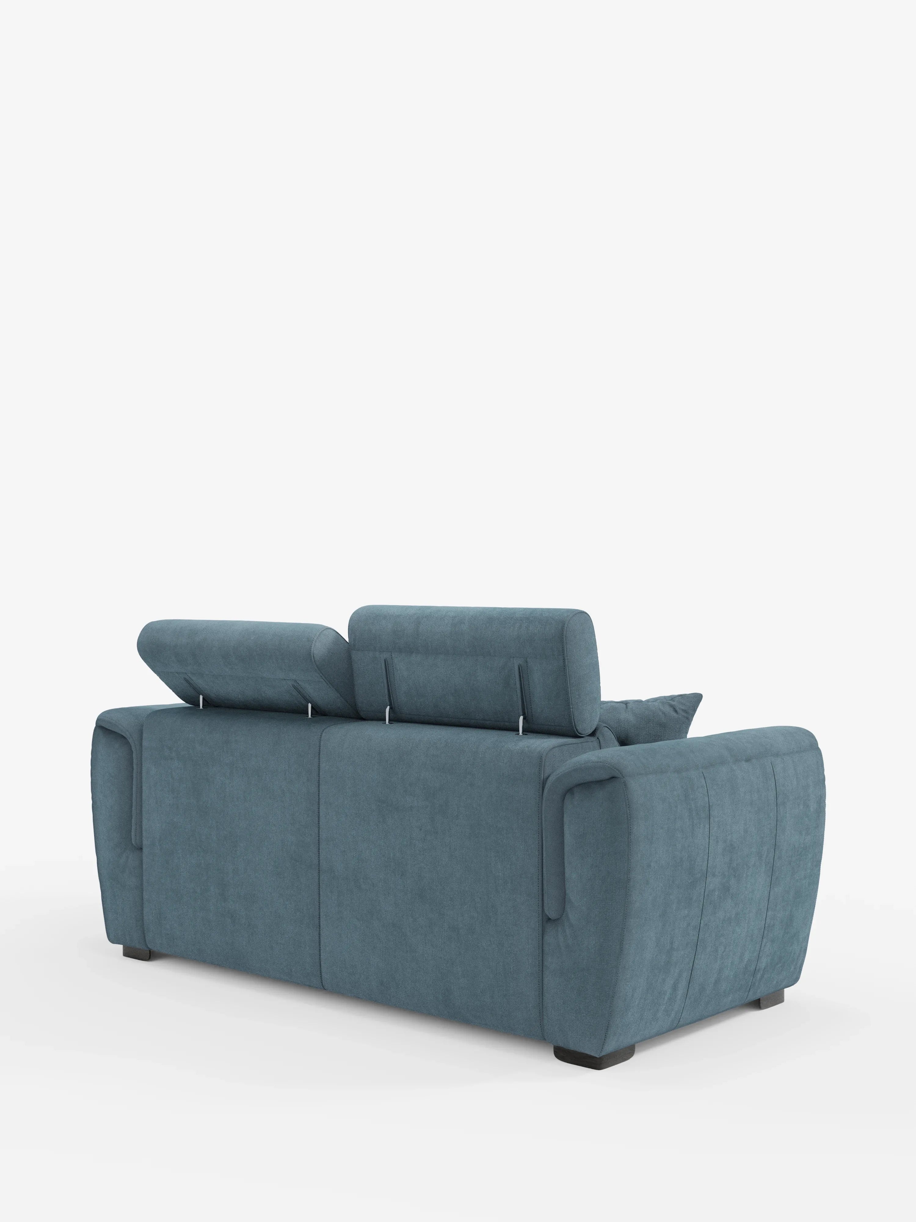 Un moderno divano a due posti estraibile Titano, color blu-verde acqua, con poggiatesta reclinabili in tessuto smacchiabile Oeko-Tex® di Divani.Store, visto da dietro, dotato di due poggiatesta regolabili e braccioli imbottiti. Questo divano moderno poggia su gambe corte nere, in primo piano su uno sfondo bianco a tinta unita.