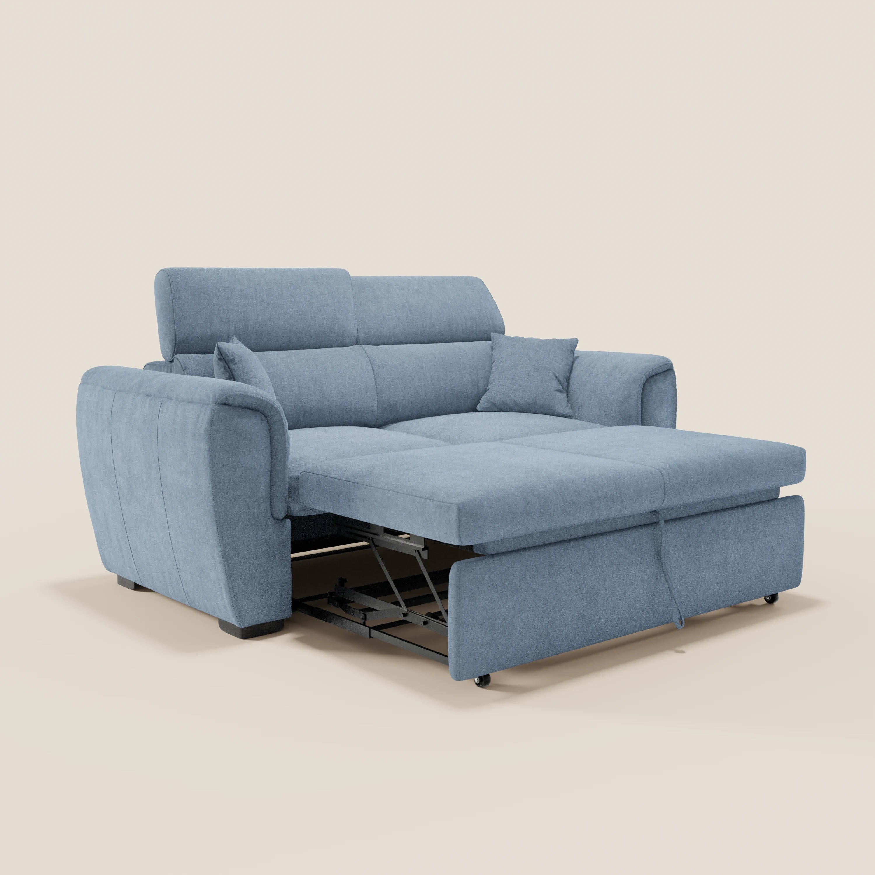 Il divano a 2 posti Titano di Divani.Store è rivestito in tessuto azzurro resistente alle macchie certificato Oeko-Tex®, è dotato di poggiatesta, braccioli e cuscini reclinabili e include un letto estraibile. Design moderno con gambe corte nere su sfondo beige.