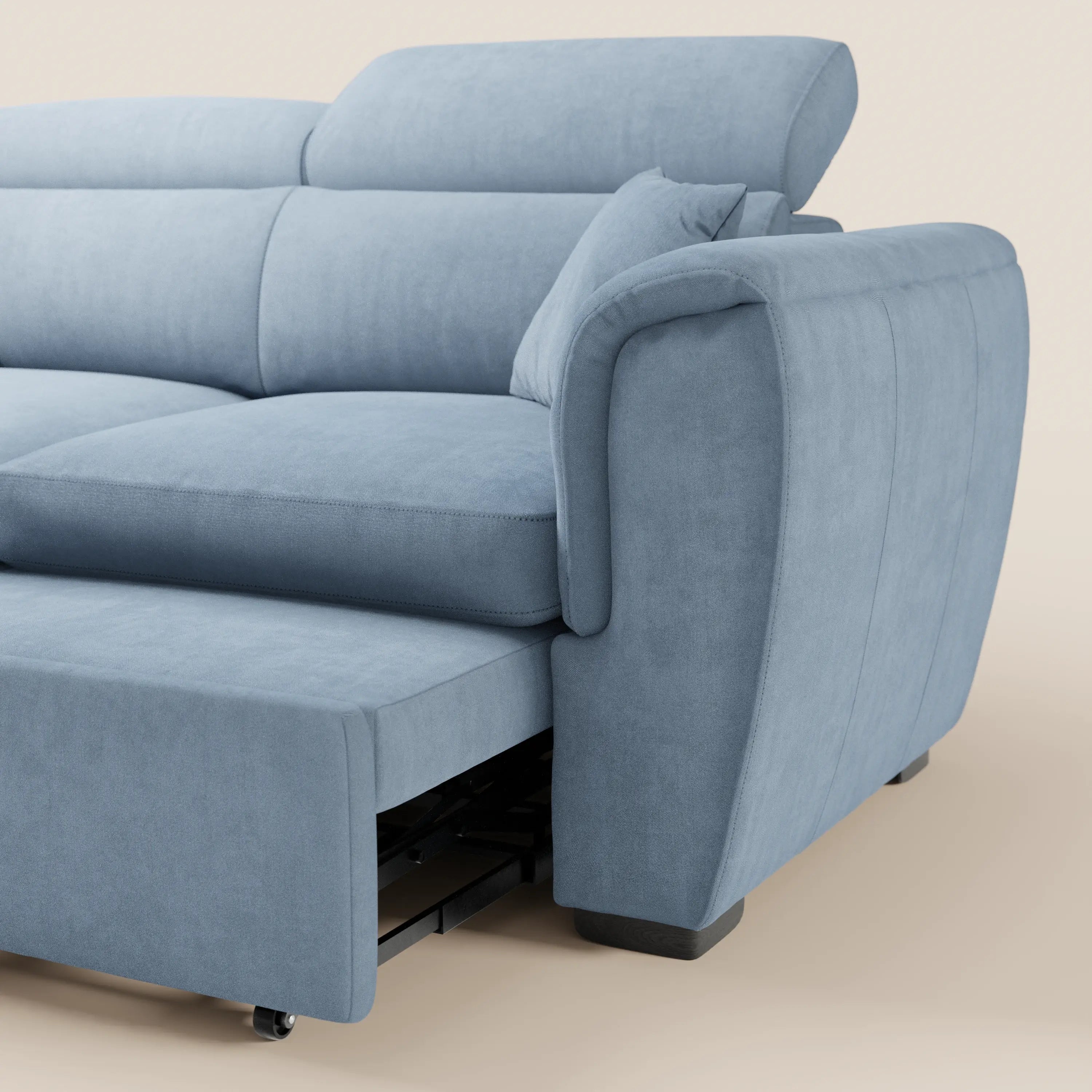 Un primo piano del divano a 2 posti estraibile Titano di Divani.Store, realizzato in tessuto smacchiabile certificato Oeko-Tex®, caratterizzato da morbidi cuscini, poggiatesta reclinabili e un letto estraibile con struttura in metallo nero e rotelle, per uno stile salvaspazio.
