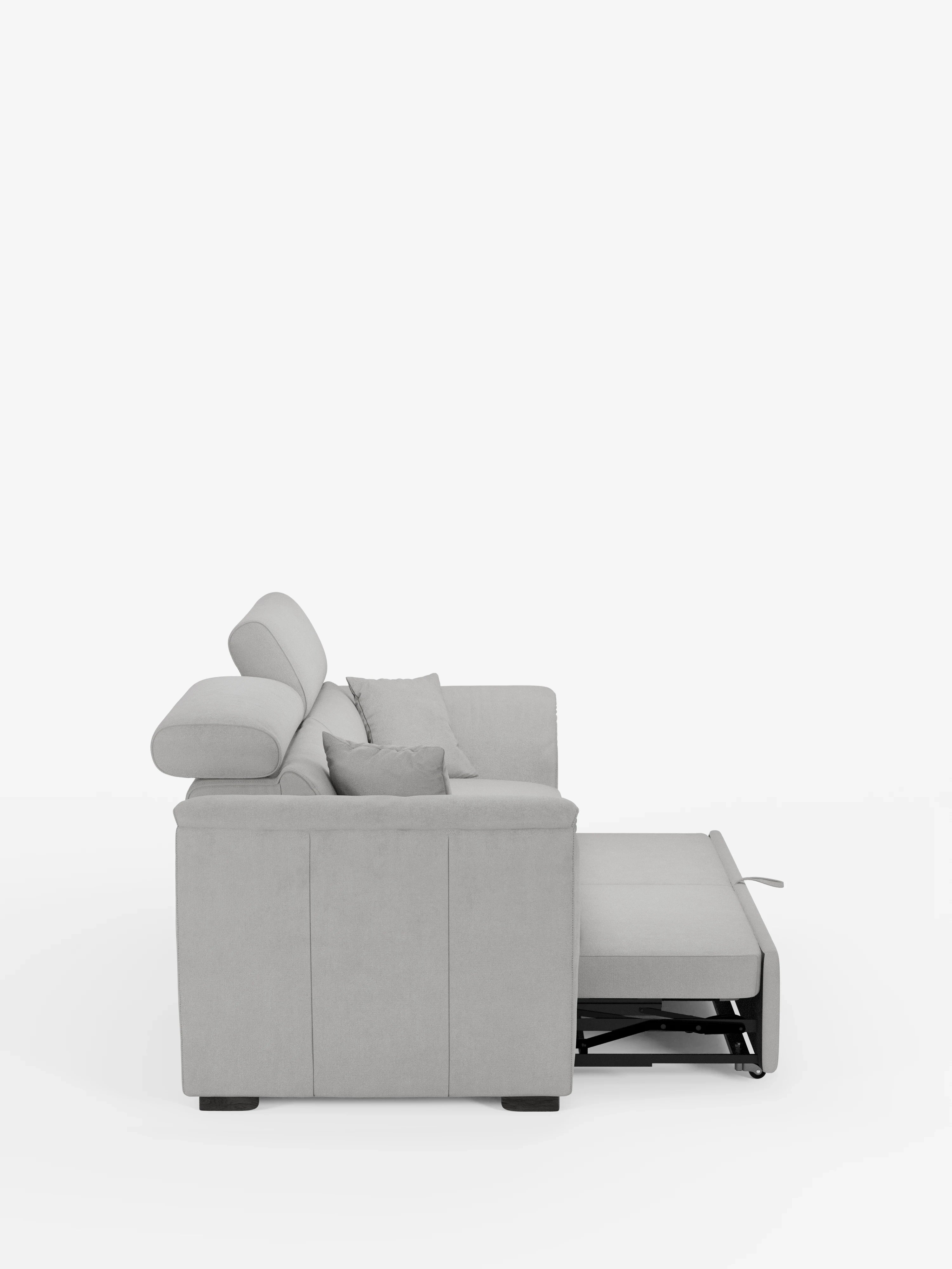 Vista laterale del divano Titano a 2 posti estraibile con poggiatesta reclinabili in tessuto smacchiabile Oeko-Tex® di Divani.Store, qui raffigurato in grigio chiaro. Dotato di poggiatesta e braccioli regolabili, due cuscini decorativi inclusi e una sezione letto estraibile parzialmente estesa, offre una soluzione elegante e pratica per gli spazi ridotti, ideale come divano piccolo moderno. Lo sfondo è bianco a tinta unita.