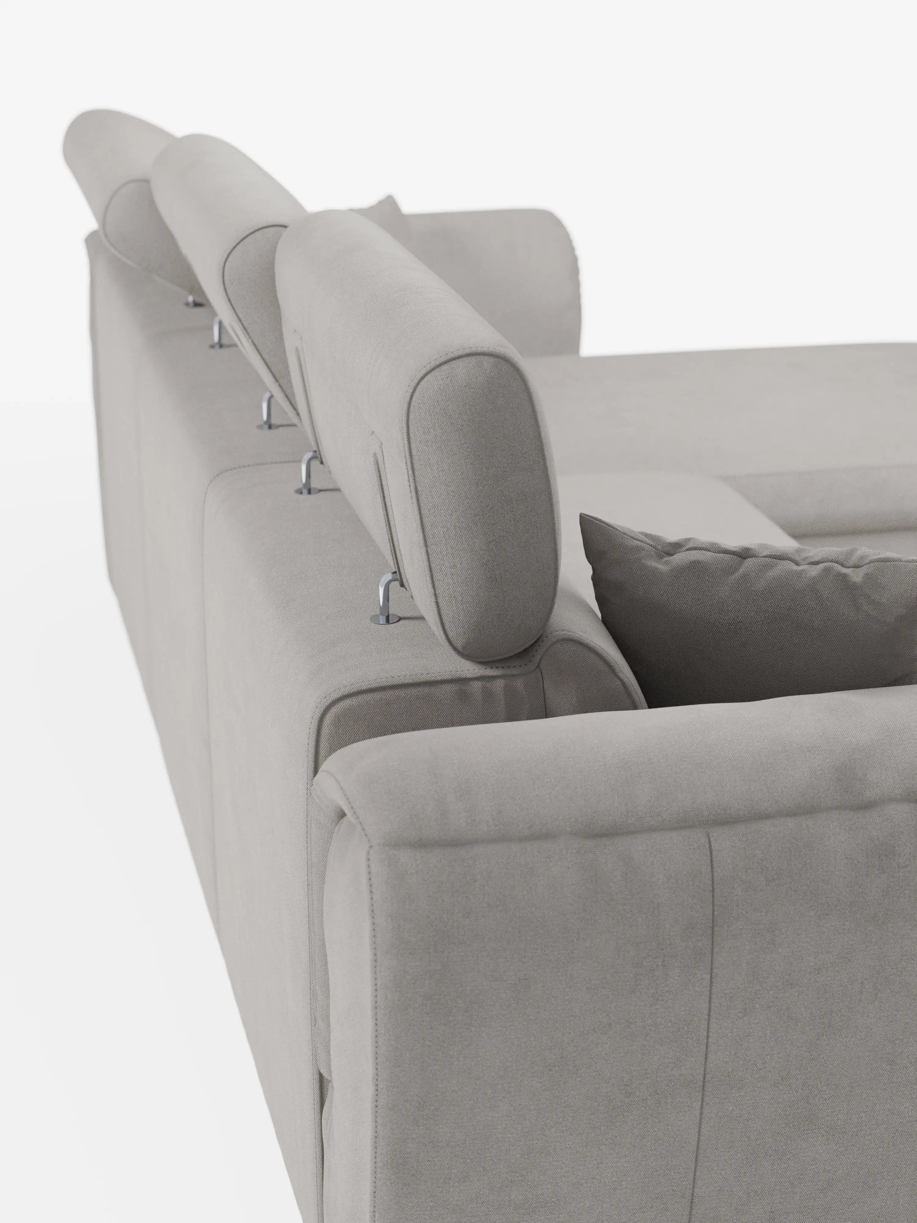 Un moderno divano letto Titano con penisola reversibile e contenitore di Divani.Store è ripreso da dietro, mettendo in risalto i poggiatesta reclinabili regolabili posizionati a diverse angolazioni e un cuscino coordinato. Il rivestimento in tessuto smacchiabile appare morbido e soffice, impreziosito da bordi lisci e da un design minimalista. Lo sfondo è bianco a tinta unita.