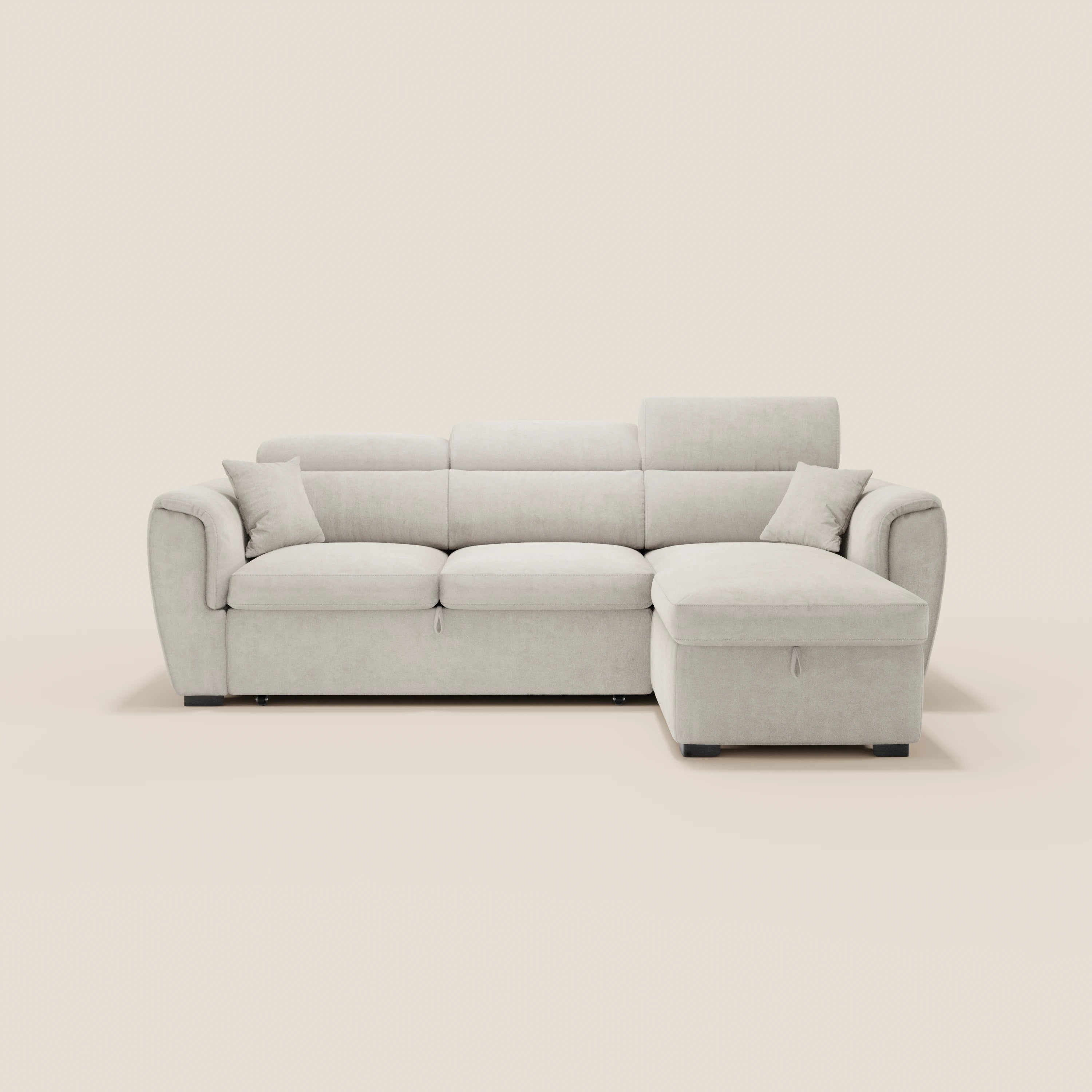 Il divano letto Titano di Divani.Store è dotato di una chaise longue reversibile con vano portaoggetti, poggiatesta regolabili, sezione estraibile e tessuto facile da pulire in beige chiaro, qui raffigurato su uno sfondo bianco sporco a tinta unita.