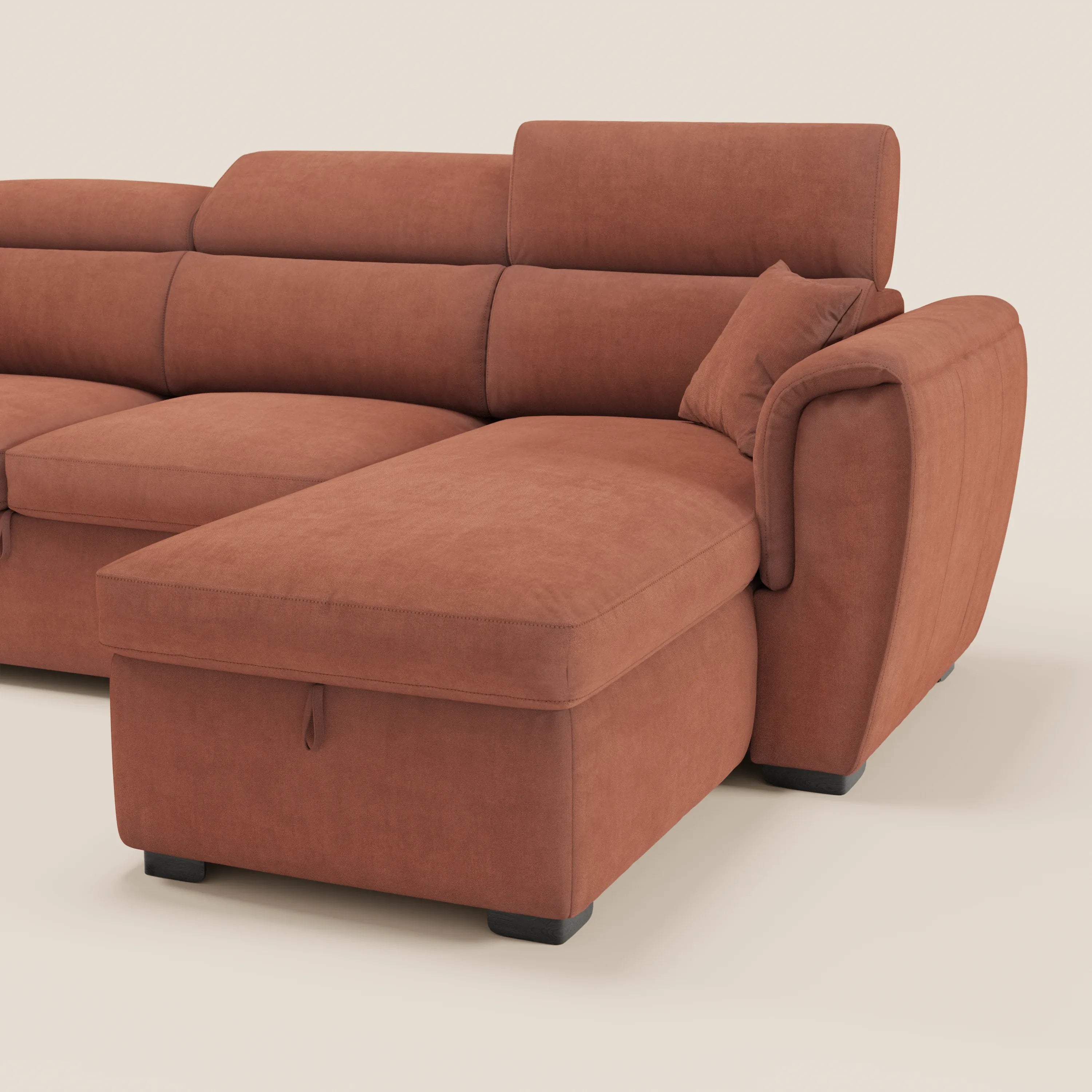 Il divano letto Titano con penisola reversibile di Divani.Store è caratterizzato da tessuto smacchiabile, poggiatesta reclinabili, un elemento estraibile e contenitore, in uno stile moderno con piedini neri e cuscino coordinato sul bracciolo destro.