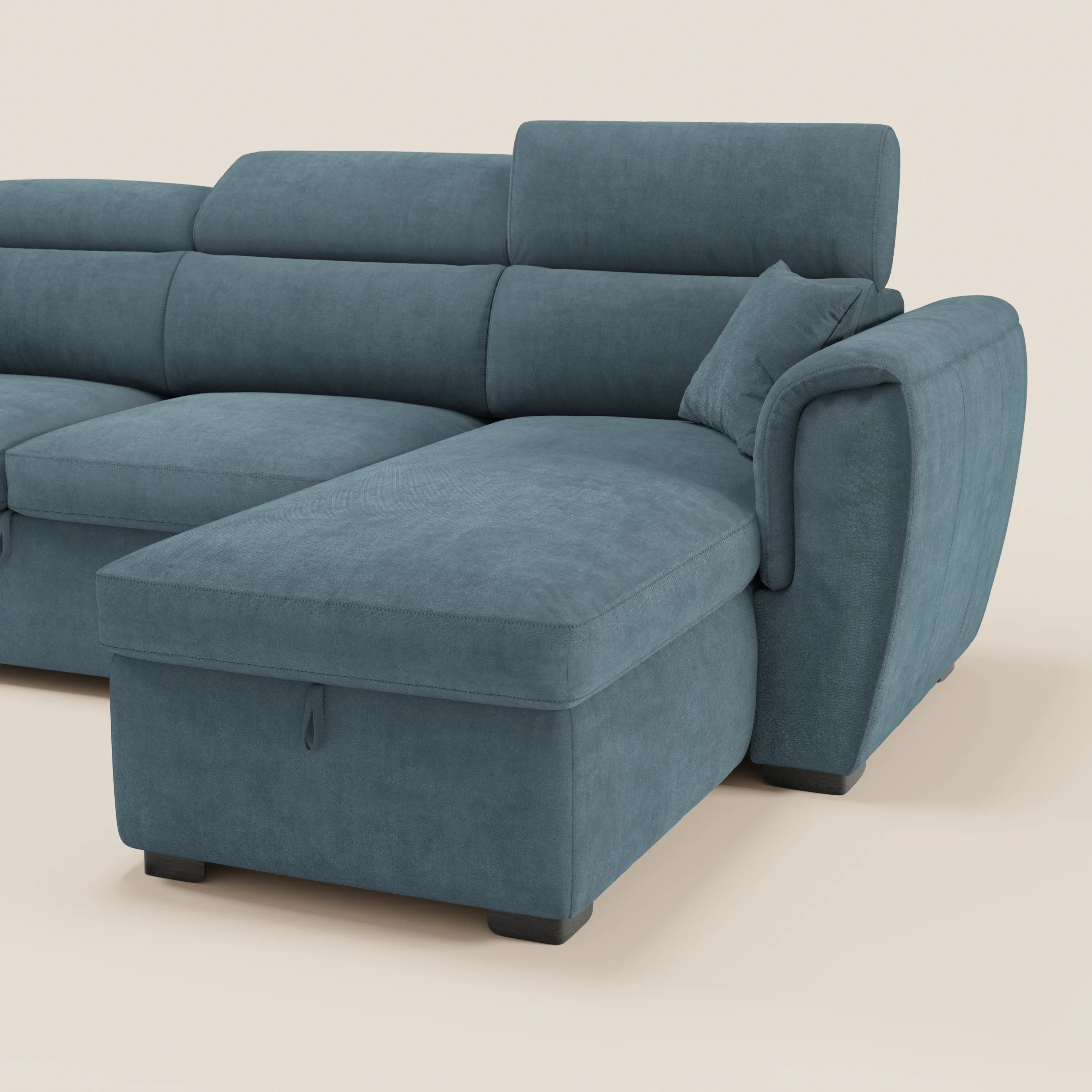 Il divano letto Titano di Divani.Store è dotato di una penisola reversibile con contenitore, poggiatesta reclinabili, elemento estraibile, tessuto smacchiabile e morbidi cuscini su piedini neri corti, perfetto per gli ambienti moderni.