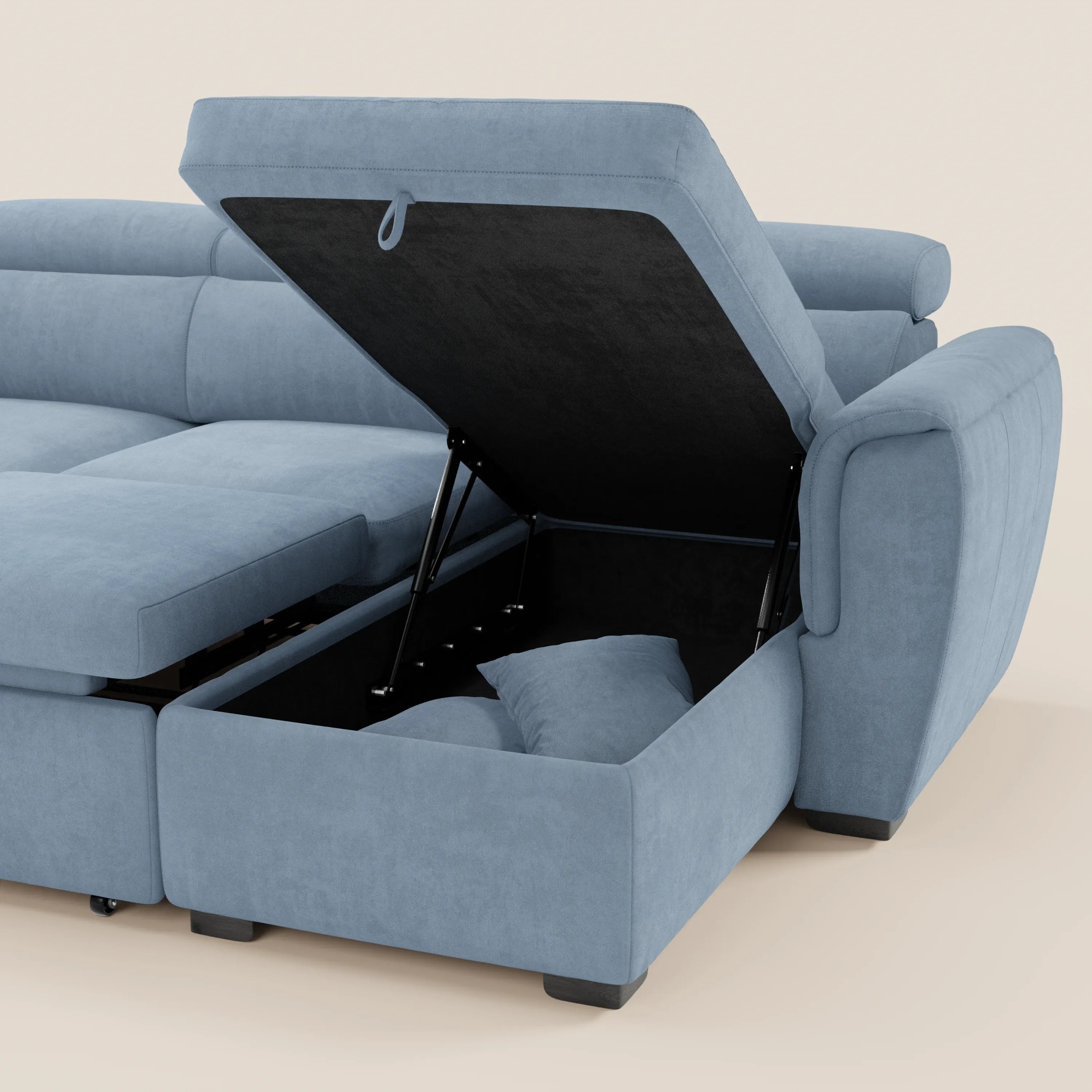 Il divano letto Titano con penisola reversibile di Divani.Store, in tessuto smacchiabile azzurro, è dotato di un vano contenitore sotto la seduta sollevabile con due cuscini coordinati, un coperchio con linguetta in tessuto, poggiatesta reclinabili e un elemento estraibile.
