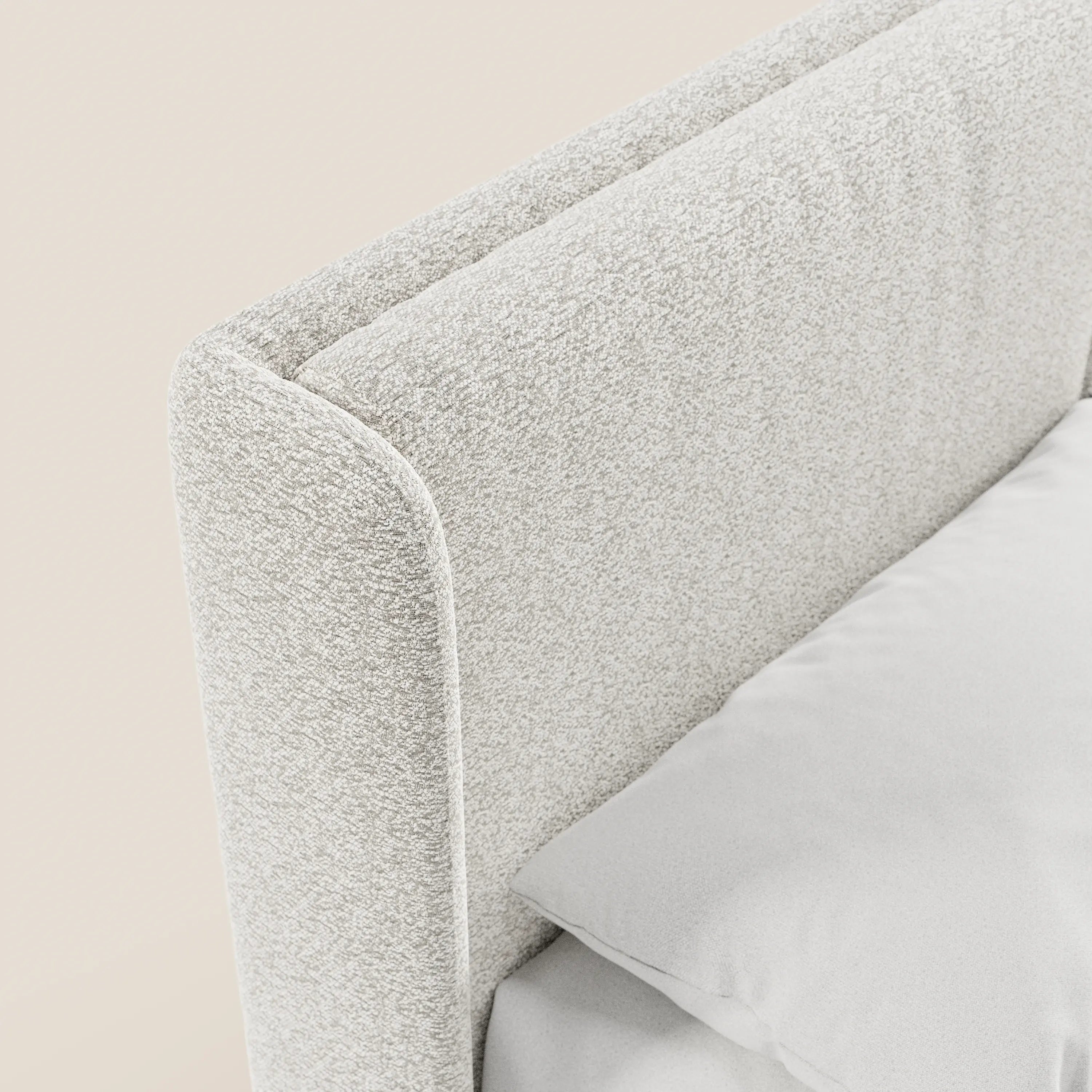 Un primo piano di VALKIRIA di Letti.store, un letto di design con contenitore, testiera avvolgente e 2 cuscini imbottiti in tessuto Oeko-Tex®. Il rivestimento beige chiaro coniuga stile contemporaneo e comfort; sono visibili anche un cuscino e un materasso grigio chiaro.