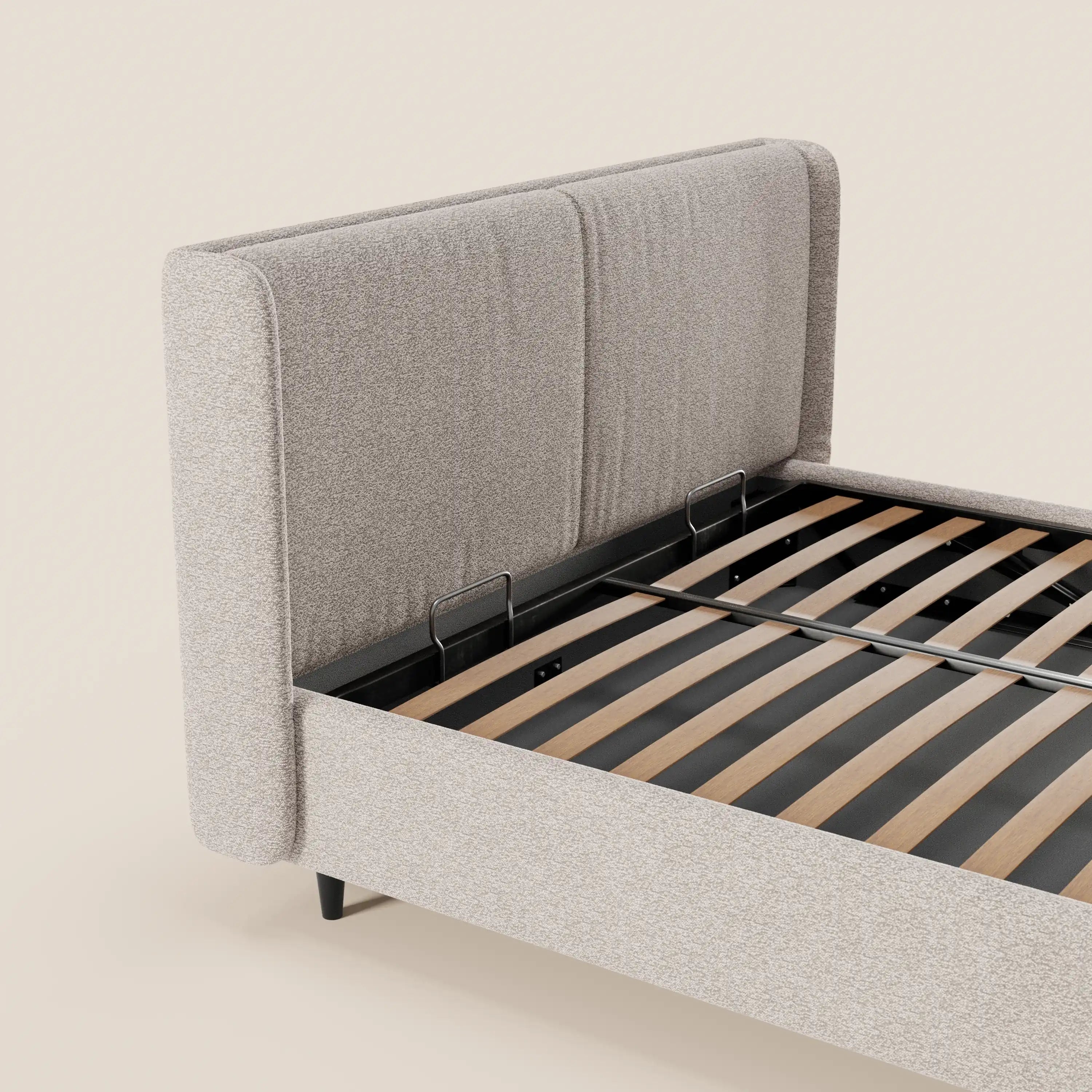 Il letto di design VALKIRIA di Letti.store presenta una testiera avvolgente alta, in beige chiaro con finitura testurizzata, dotata di 2 cuscini imbottiti in tessuto Oeko-Tex®, un vano contenitore, una struttura aperta con doghe in legno e gambe nere su sfondo chiaro.