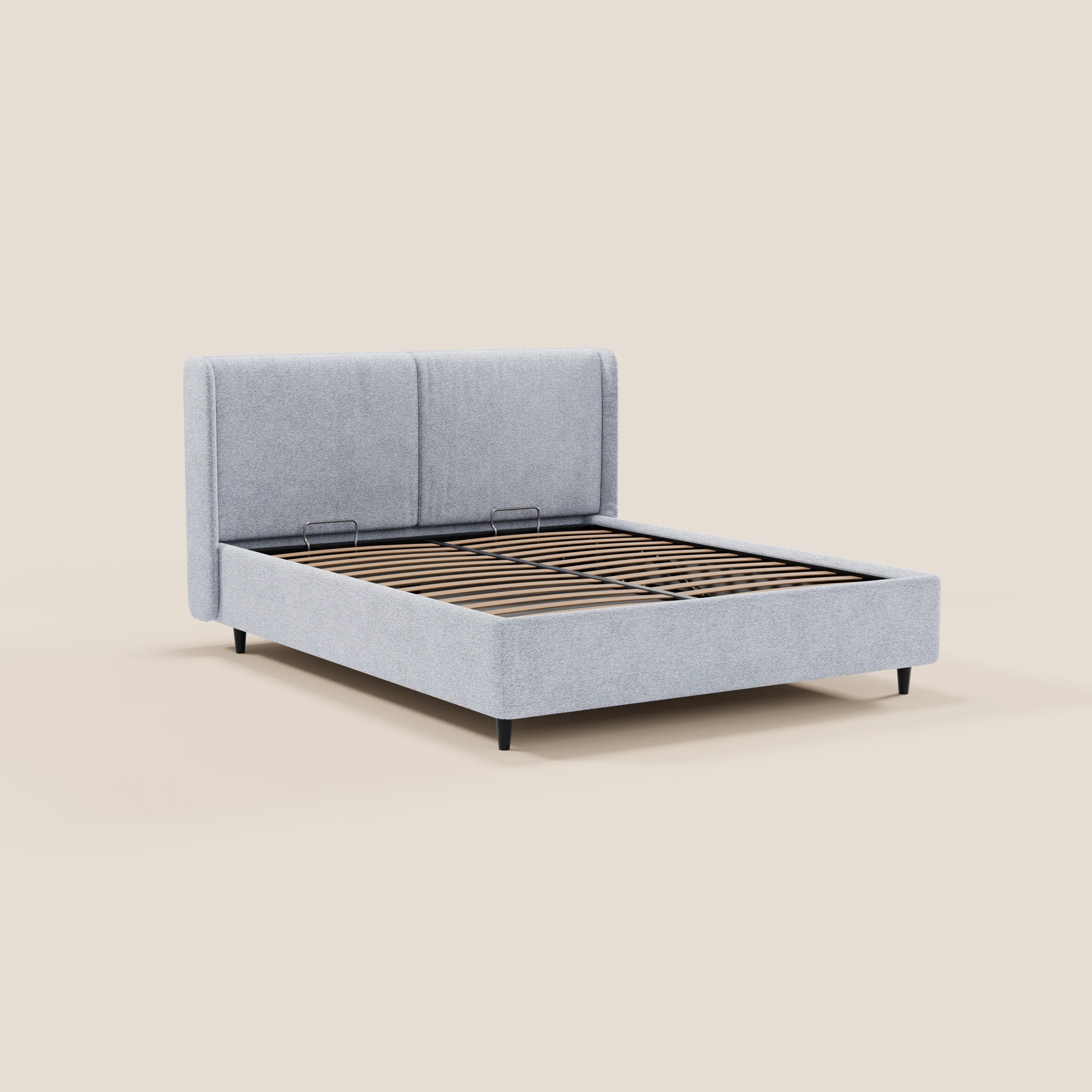 Il letto di design VALKIRIA di Letti.store presenta una struttura rivestita in grigio chiaro certificata Oeko-Tex®, 2 cuscini imbottiti per la testiera, un vano portaoggetti, doghe in legno e gambe corte nere. Presentato senza materasso né biancheria da letto su uno sfondo beige.