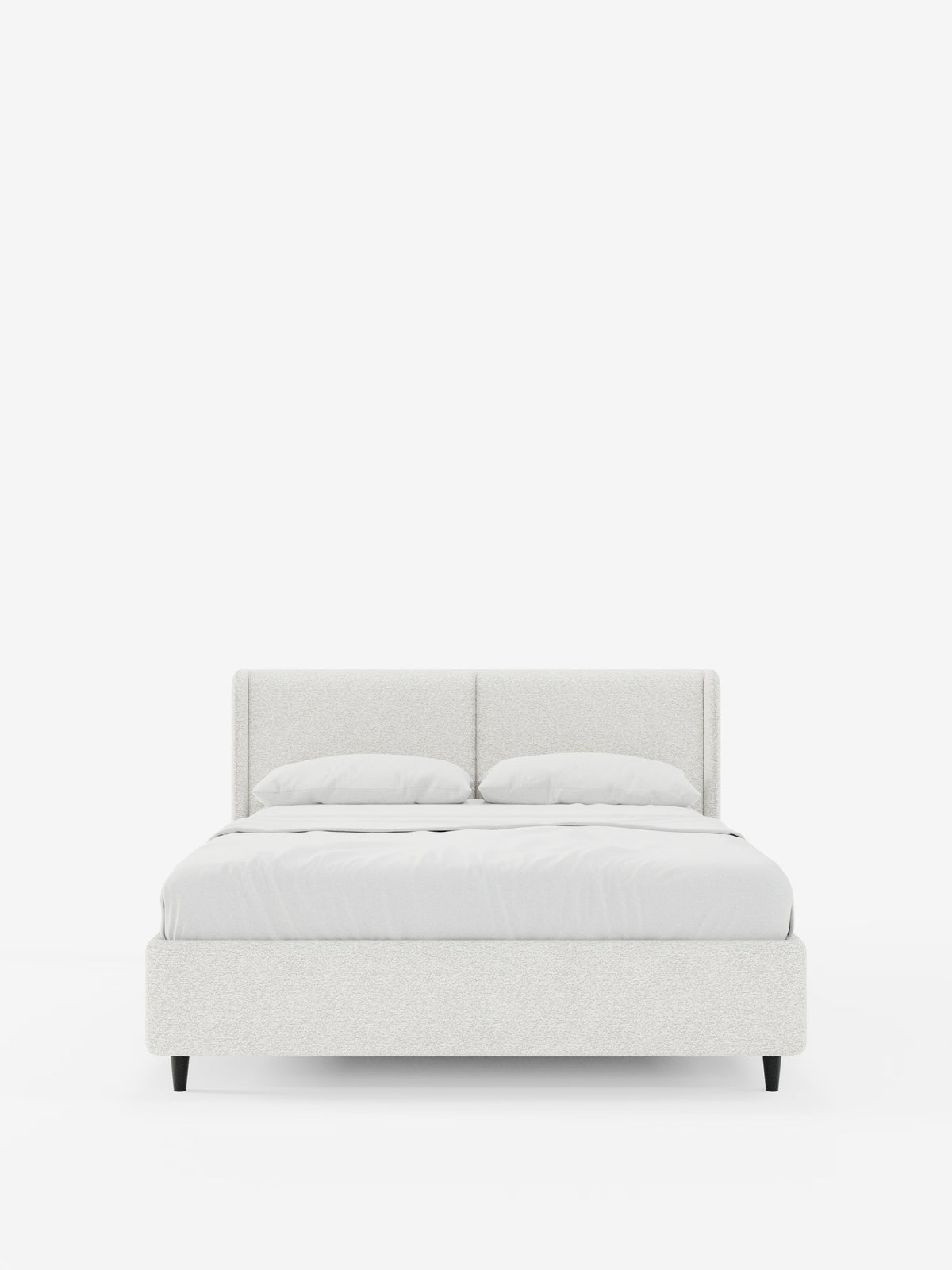 Il letto di design VALKIRIA con vano contenitore e testiera avvolgente di Letti.store presenta un raffinato design contemporaneo, con una testiera rivestita in tessuto Oeko-Tex® dalle tonalità grigio chiaro che conferisce eleganza all’ambiente. Il letto, completato da due cuscini imbottiti e biancheria da letto bianca, poggia su quattro piedini neri corti ed è fotografato su uno sfondo bianco essenziale.