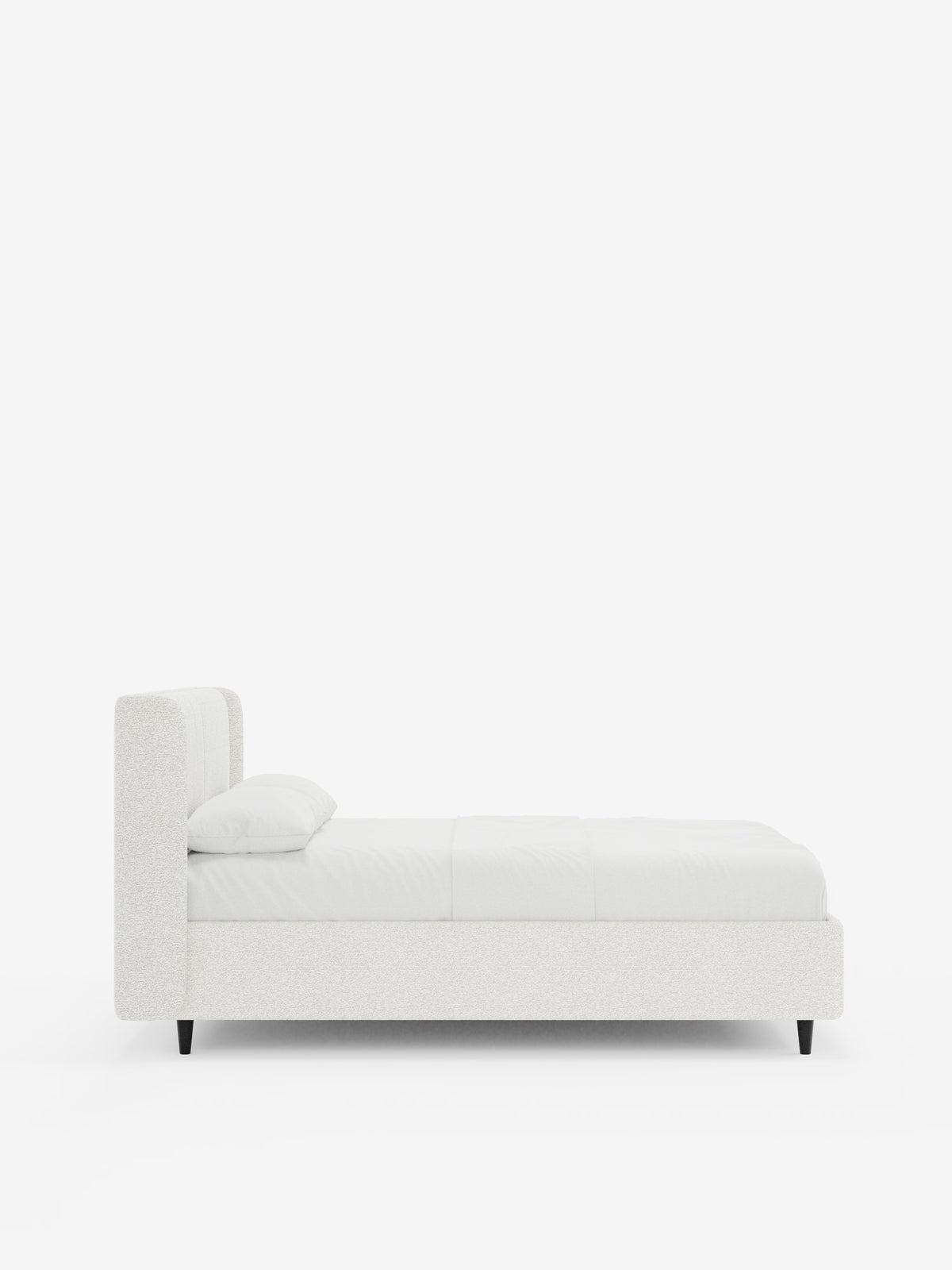 L'immagine mostra il letto di design VALKIRIA con vano contenitore e testiera avvolgente di Letti.store, presentato in una moderna finitura bianca con profilo ribassato e testiera alta e avvolgente. Il letto presenta gambe nere ed è abbinato a biancheria da letto bianca e un unico cuscino su uno sfondo bianco a tinta unita. Il suo design contemporaneo, completato da due cuscini imbottiti e dal tessuto Oeko-Tex®, ne esalta l’estetica minimalista e contemporanea.