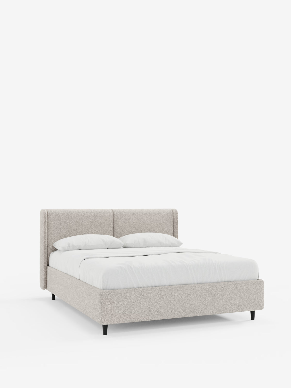 Vi presentiamo VALKIRIA, il letto di design con contenitore e testiera avvolgente di Letti.store: un letto contemporaneo caratterizzato da una struttura imbottita in beige chiaro certificata Oeko-Tex®, una testiera avvolgente con due morbidi cuscini, moderne gambe basse nere e biancheria da letto di un bianco brillante, il tutto in primo piano su uno sfondo bianco a tinta unita.