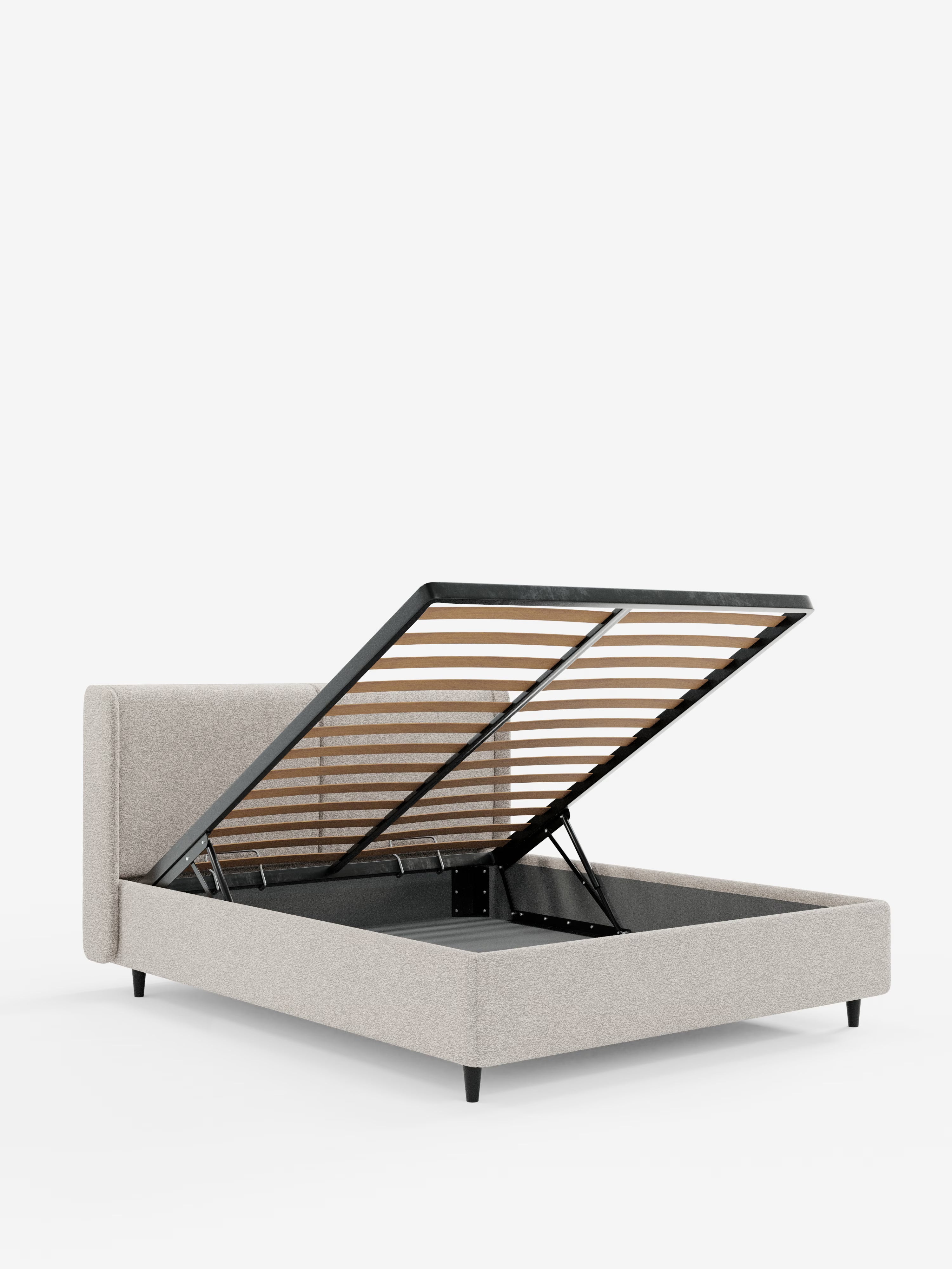 Il letto di design VALKIRIA con vano contenitore e testiera avvolgente di Letti.store è presentato con un morbido rivestimento grigio chiaro certificato Oeko-Tex®, valorizzato da eleganti gambe nere. La rete a doghe si solleva per rivelare un ampio vano contenitore sotto il letto, mentre lo sfondo bianco a tinta unita ne esalta lo stile contemporaneo e le caratteristiche pratiche, tra cui due cuscini imbottiti sulla testiera avvolgente.