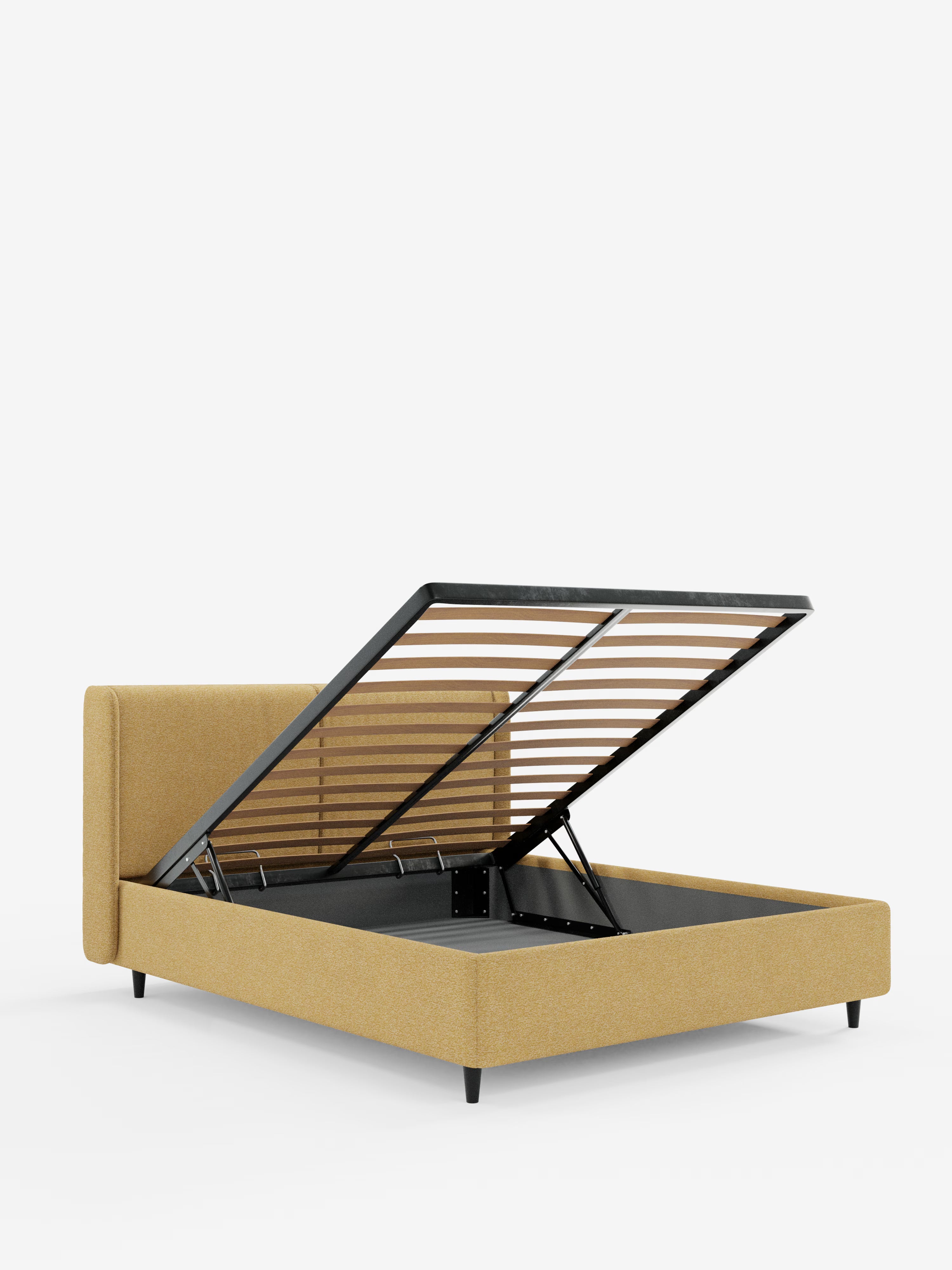 Il letto di design VALKIRIA di Letti.store è un letto imbottito in stile contemporaneo color senape, caratterizzato da una testiera alta e avvolgente con due cuscini imbottiti e rivestito in tessuto Oeko-Tex®. Le gambe affusolate nere ne completano lo stile moderno, mentre la base a doghe sollevabile rivela un ampio vano contenitore sotto il letto. Presentata su uno sfondo bianco a tinta unita, la base parzialmente sollevata mette in evidenza l’ampio spazio di stivaggio sottostante.