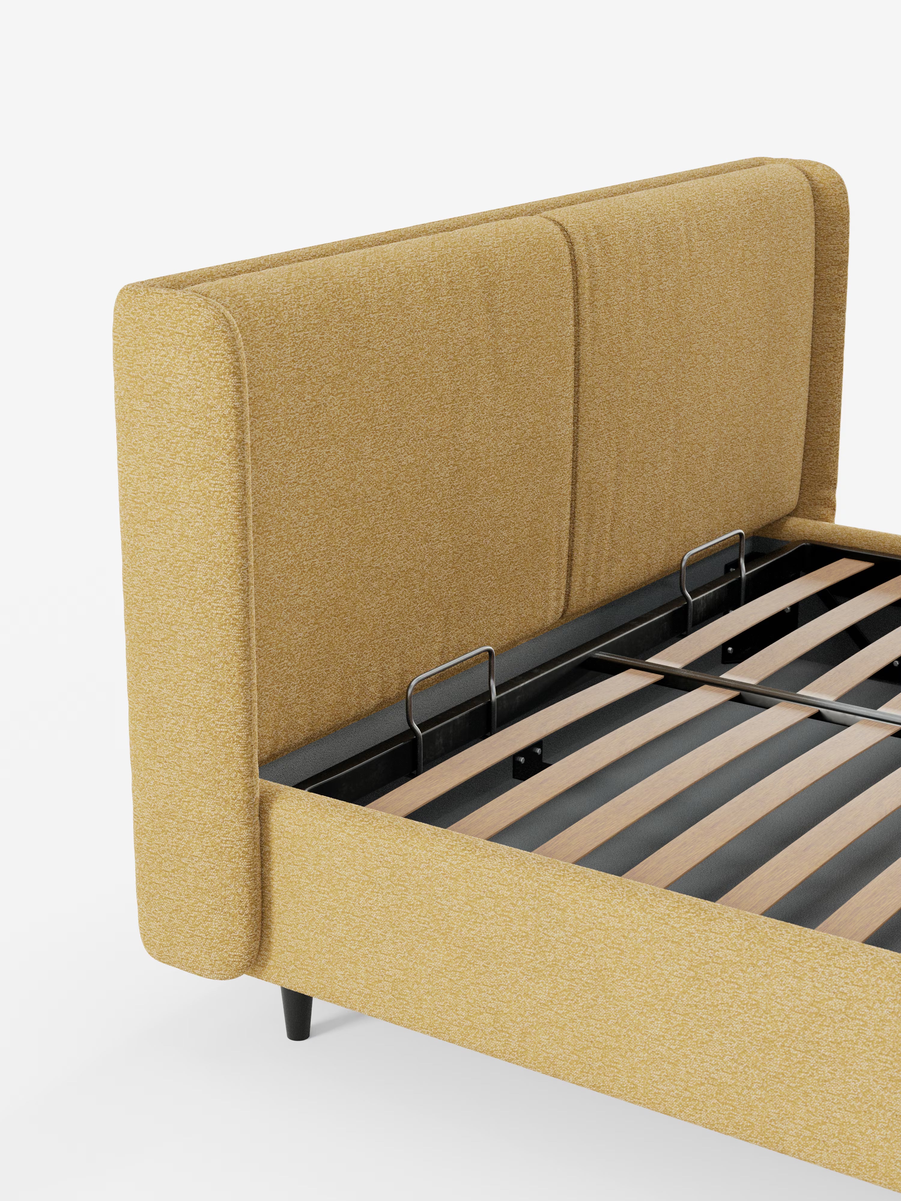 Il letto di design VALKIRIA di Letti.store presenta una struttura imbottita di colore giallo con una testiera morbida, alta e avvolgente, completa di due cuscini imbottiti e tessuto Oeko-Tex®. Il design contemporaneo del letto è valorizzato da una rete a doghe in legno a vista con staffe di sostegno in metallo e gambe corte nere. Su uno sfondo bianco a tinta unita, offre inoltre la praticità di un vano contenitore integrato.