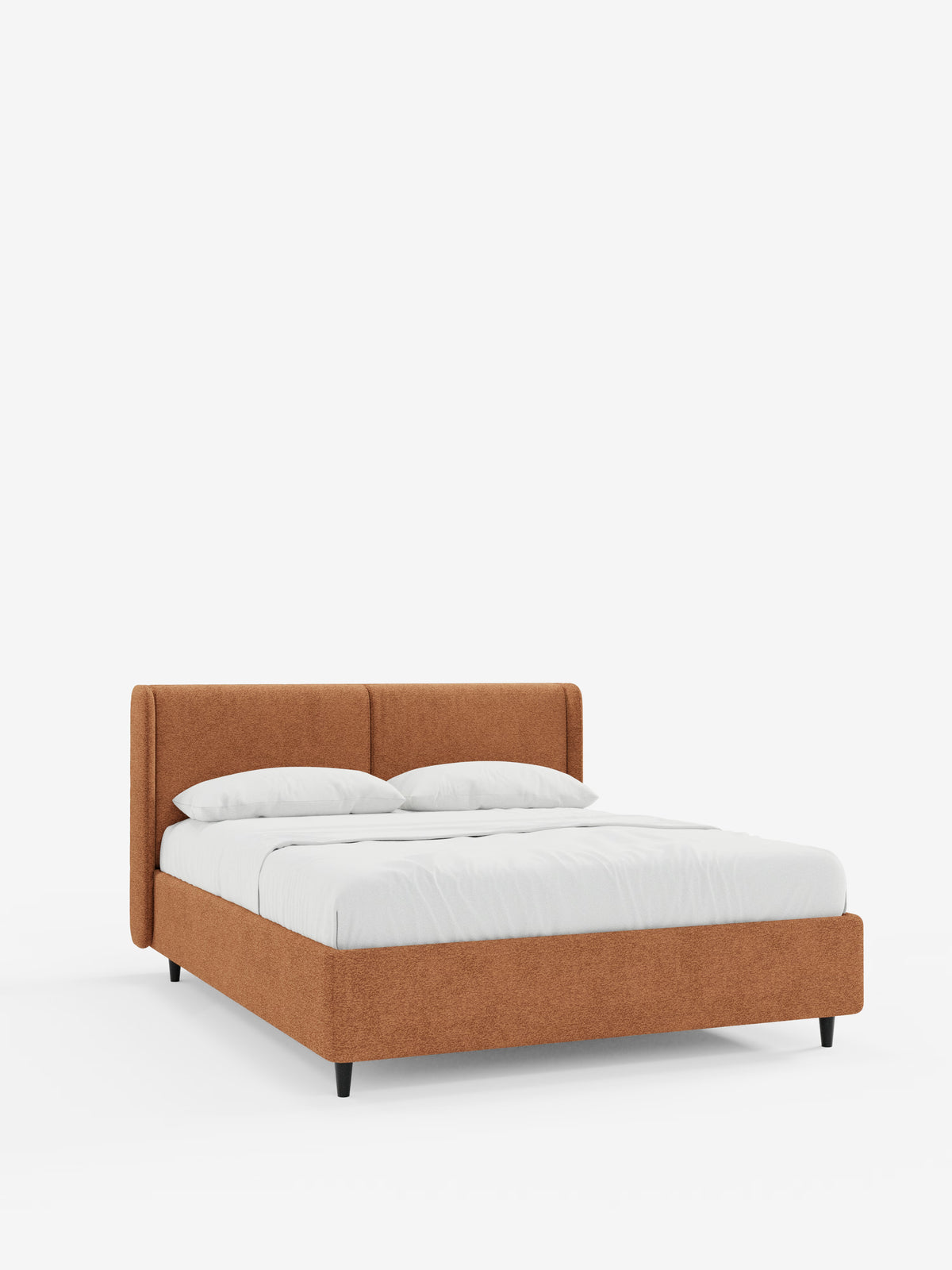 Un letto di design contemporaneo VALKIRIA con contenitore e testiera avvolgente di Letti.store, caratterizzato da una struttura imbottita Oeko-Tex® dal profilo ribassato color ruggine e da una testiera con due morbidi cuscini. Il letto è rivestito in modo impeccabile con biancheria da letto e cuscini bianchi, poggia su gambe nere e si staglia su uno sfondo bianco a tinta unita che ne esalta il design moderno.