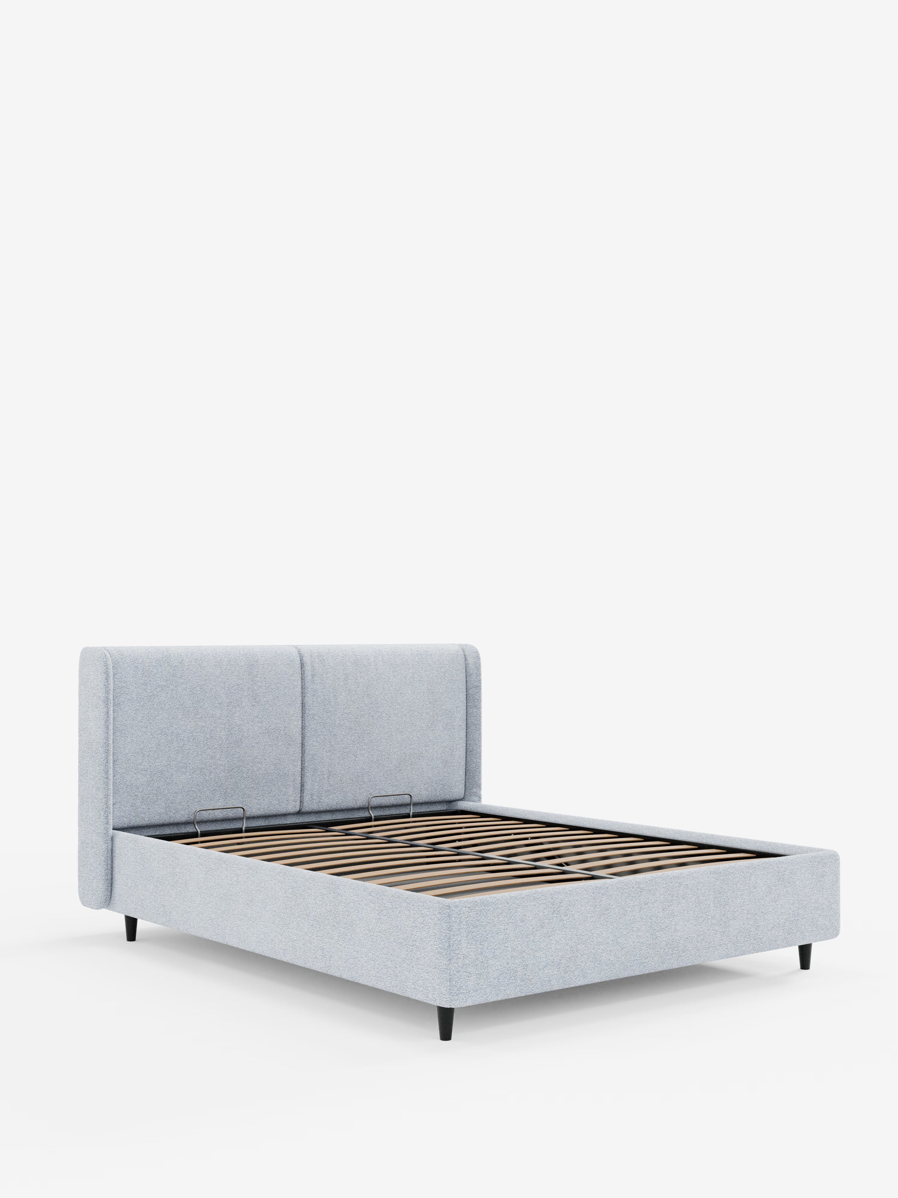 Il letto di design VALKIRIA con contenitore e testiera avvolgente di Letti.store è una struttura letto contemporanea imbottita in tessuto grigio chiaro certificato Oeko-Tex®. È caratterizzato da una testiera alta e imbottita con due elementi imbottiti e poggia su gambe corte nere, che risaltano su uno sfondo bianco a tinta unita. Il materasso, la biancheria da letto e gli accessori non sono inclusi.